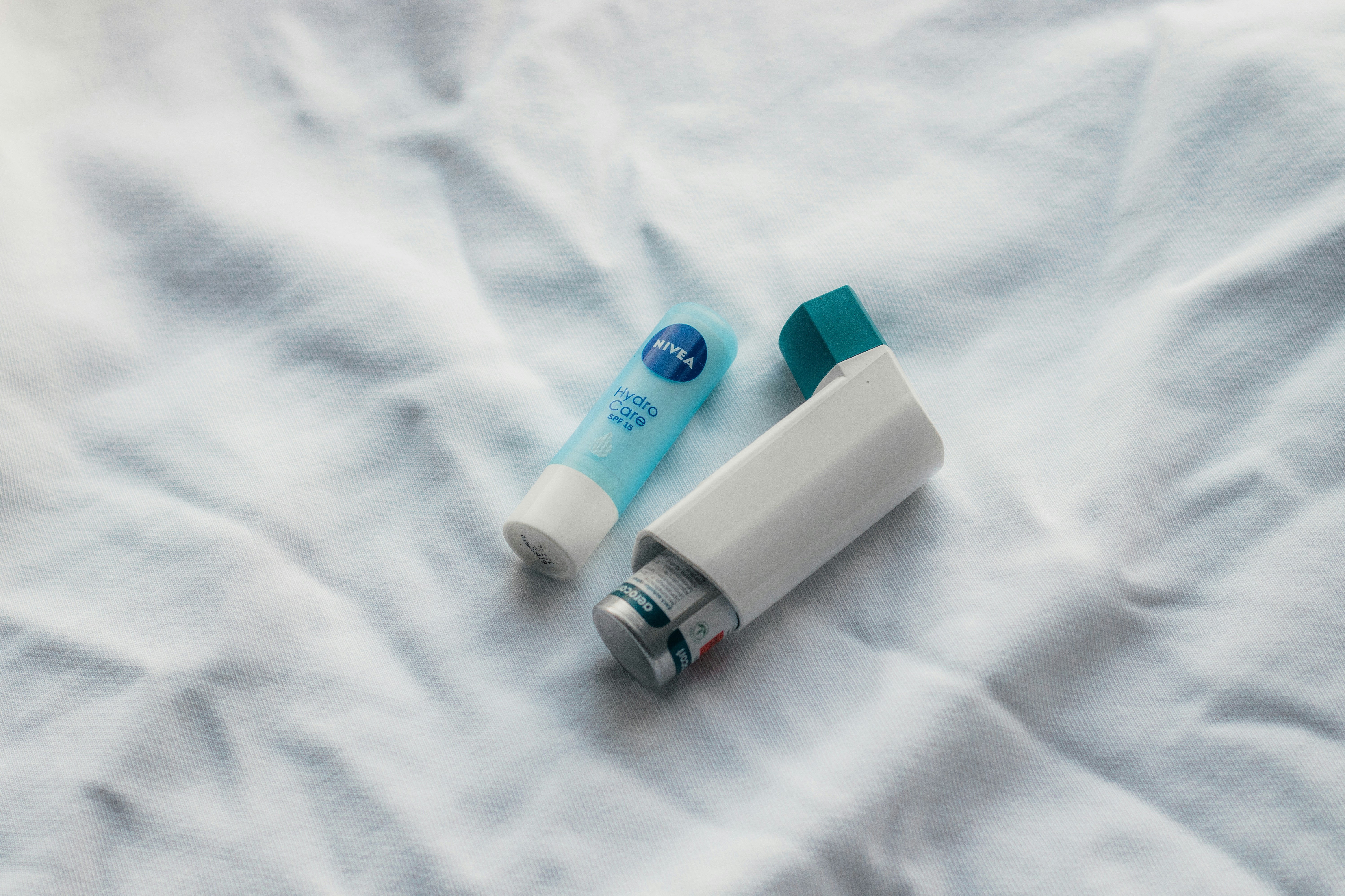 Ein Asthma-Inhalator auf einem Bett | Quelle: Unsplash