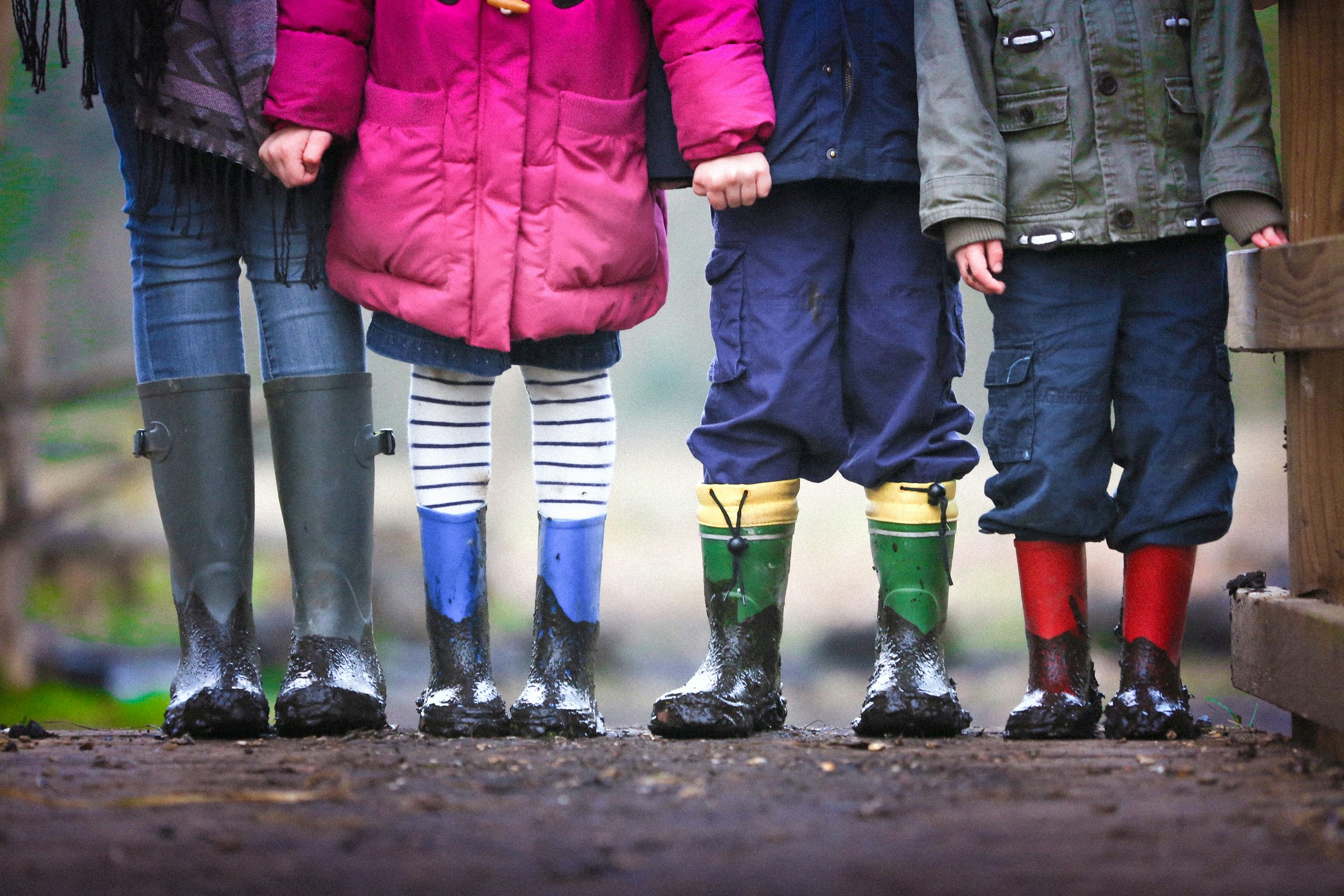 Kinder stehen zusammen im Regen | Quelle: Unsplash