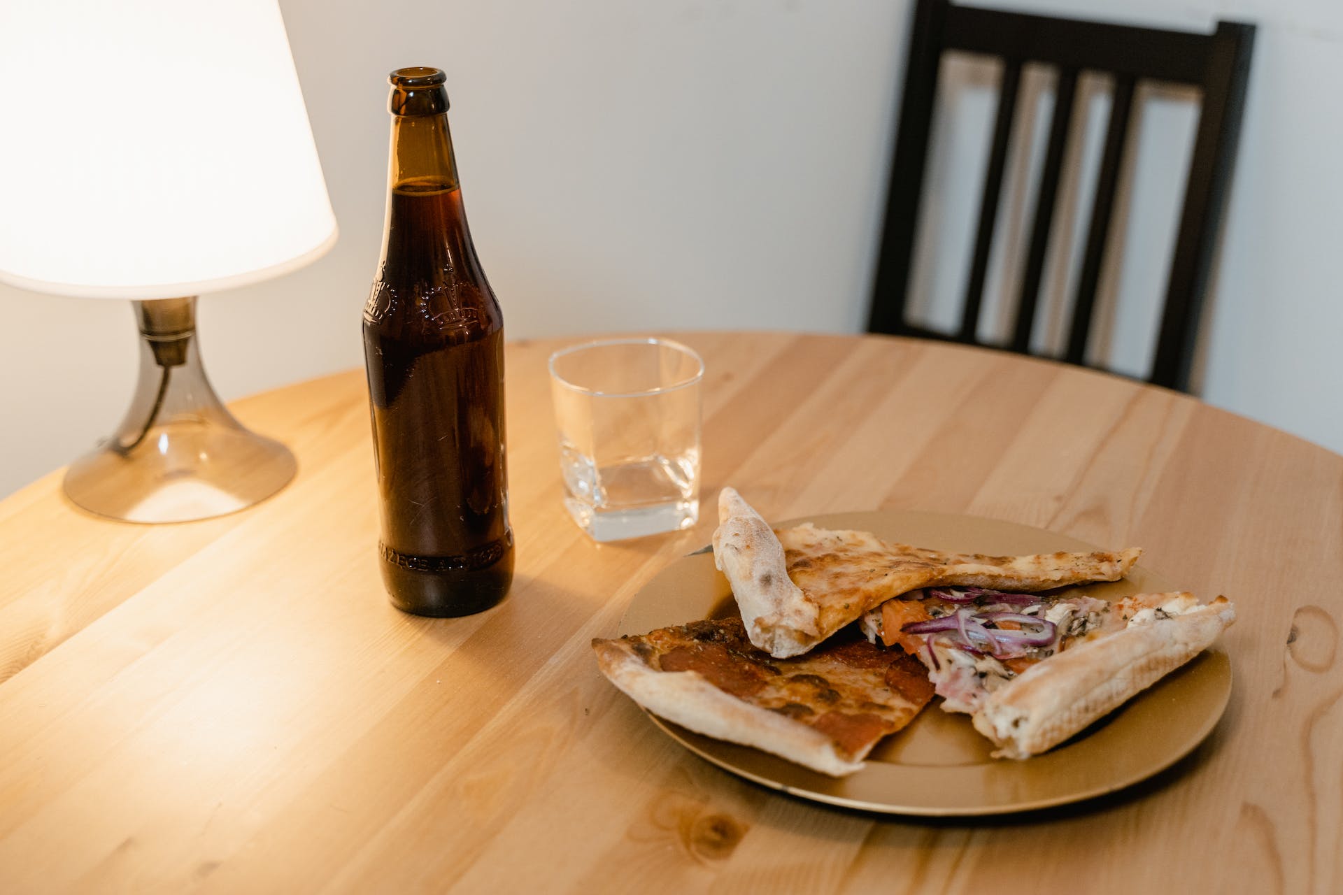 Pizza und Bier auf dem Tisch | Quelle: Pexels