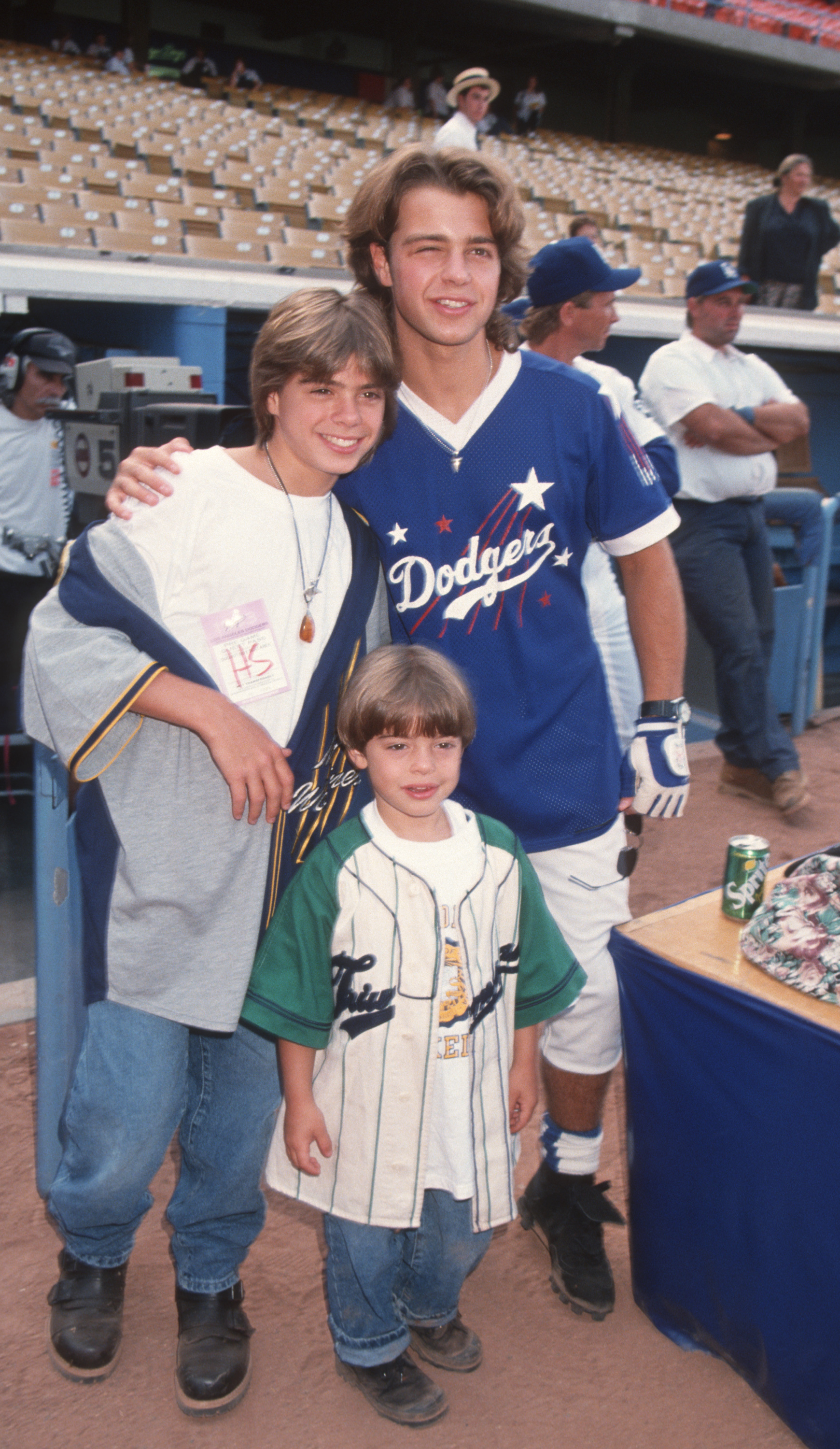 Matthew, Andrew und Joey Lawrence beim Hollywood Stars Celebrity Baseball Game am 14. August 1993 | Quelle: Getty Images