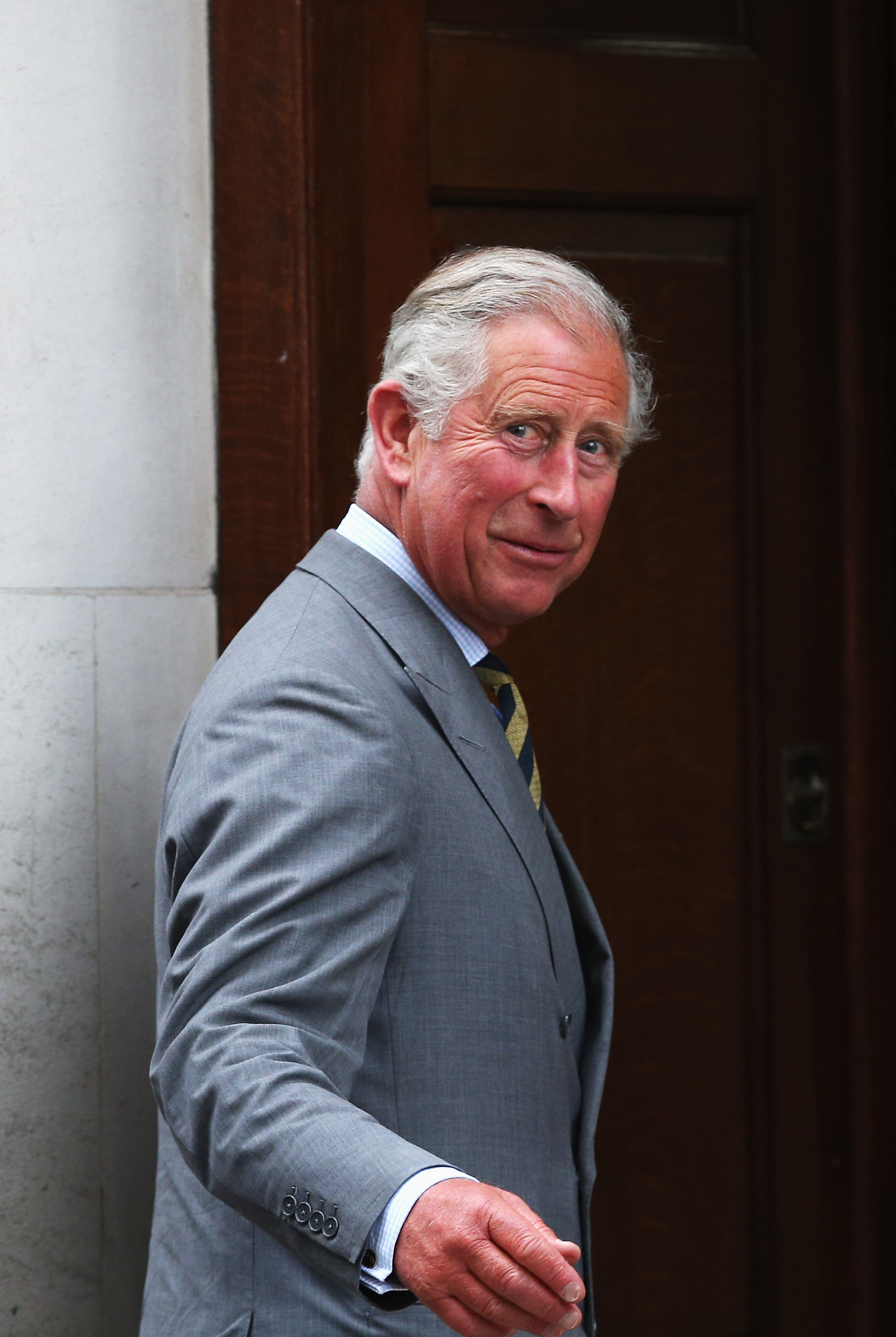 König Charles III. auf dem Weg zum Besuch von Prinzessin Catherine und ihrem neugeborenen Sohn im St. Mary's Hospital in London, England am 23. Juli 2013 | Quelle: Getty Images