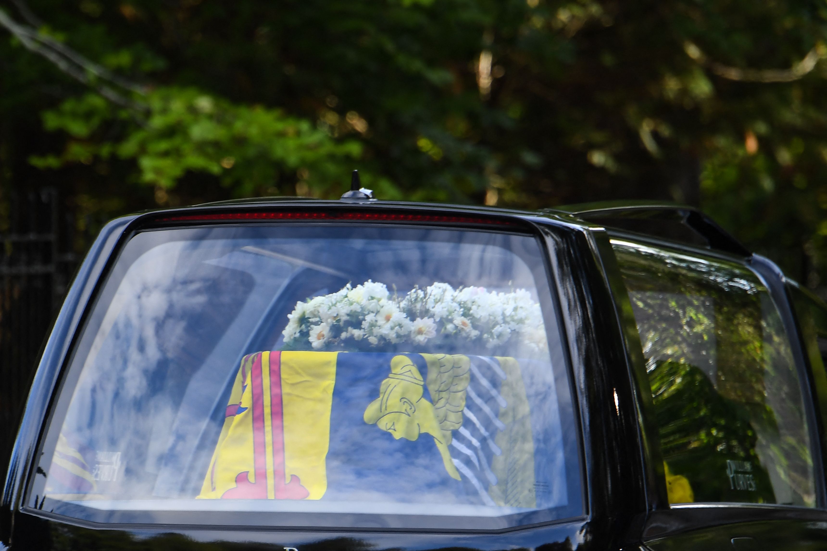 Der Leichenwagen mit dem Sarg von Königin Elisabeth II. wird am 11. September 2022 vom Schloss Balmoral weggefahren. | Quelle: Getty Images