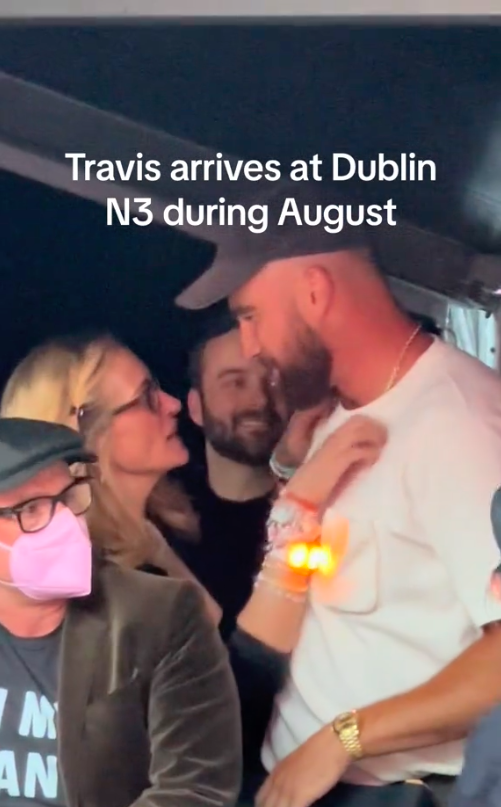 Julia Roberts kratzt Travis Kelce beim Konzert von Taylor Swift in Dublin an der Brust, gepostet am 1. Juli 2024 | Quelle: TikTok/kelleyfarrelly