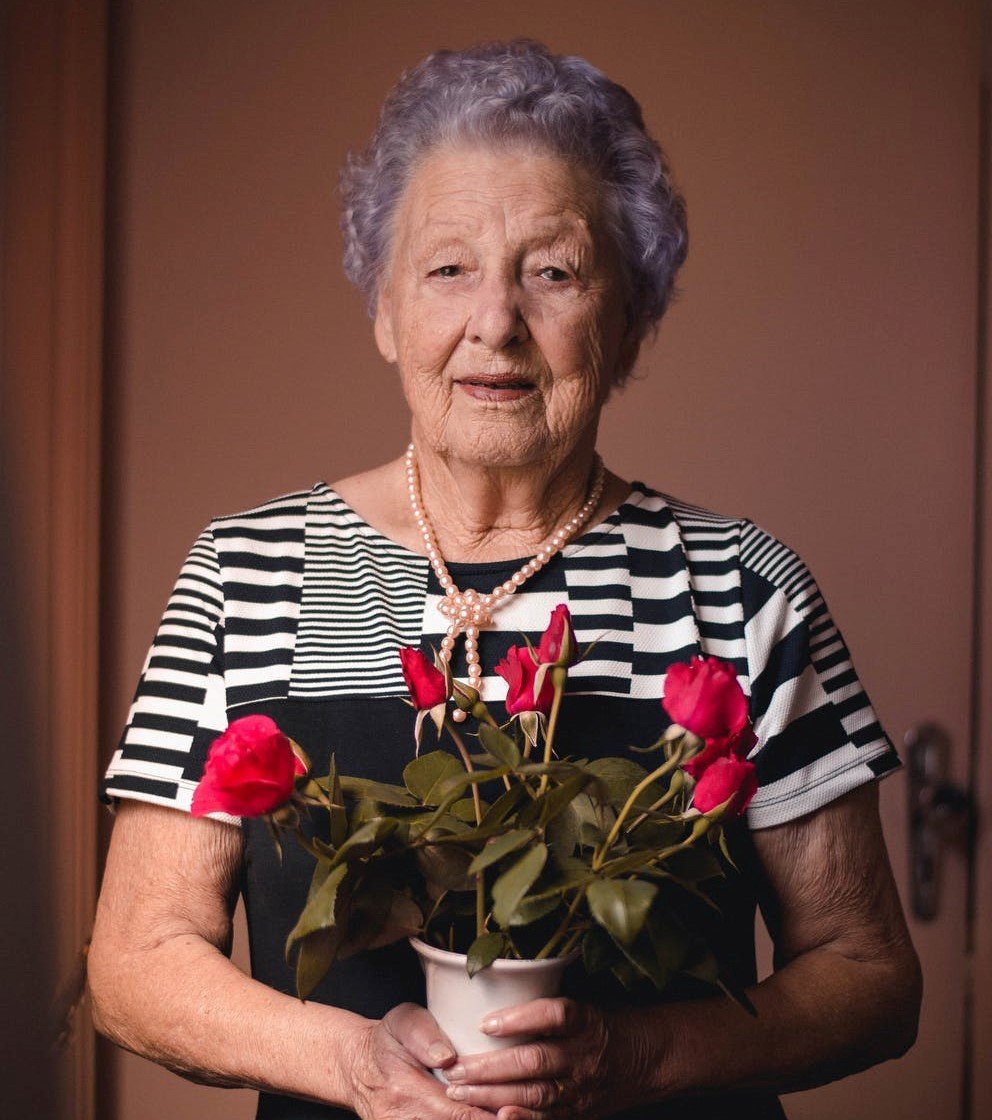 Eine ältere Frau verkaufte Rosen. | Quelle: Pexels