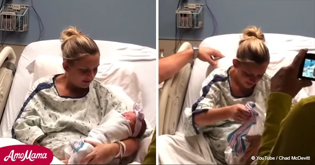 Eine Mutter, die ihr neugeborenes Baby wiegte, sah plötzlich einen Zettel hinter der Decke