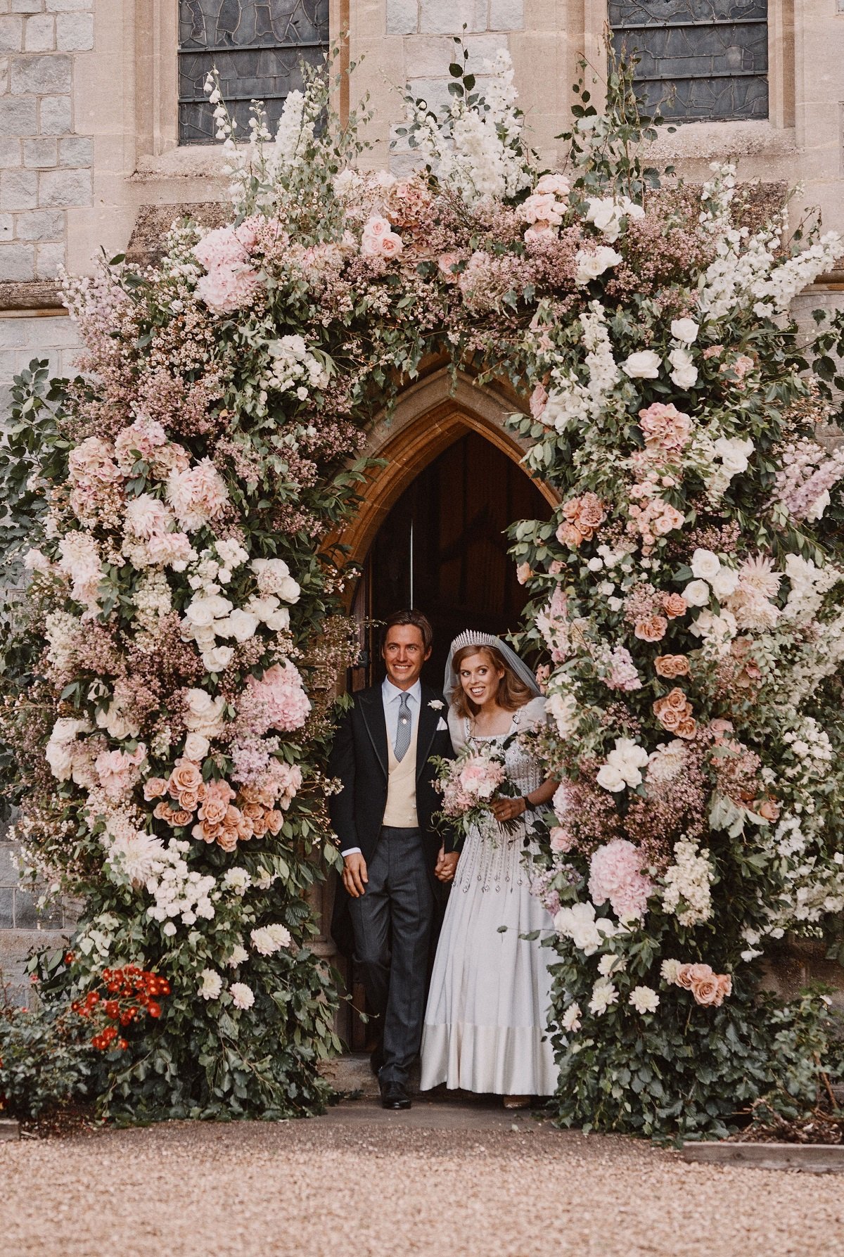 Prinzessin Beatrice und Edoardo Mapelli Mozzi verlassen die königliche All Saints Chapel in der Royal Lodge, Windsor, nach ihrer Hochzeit am 17. Juli 2020 in England | Quelle: Benjamin Wheeler - WPA Pool/Getty Images