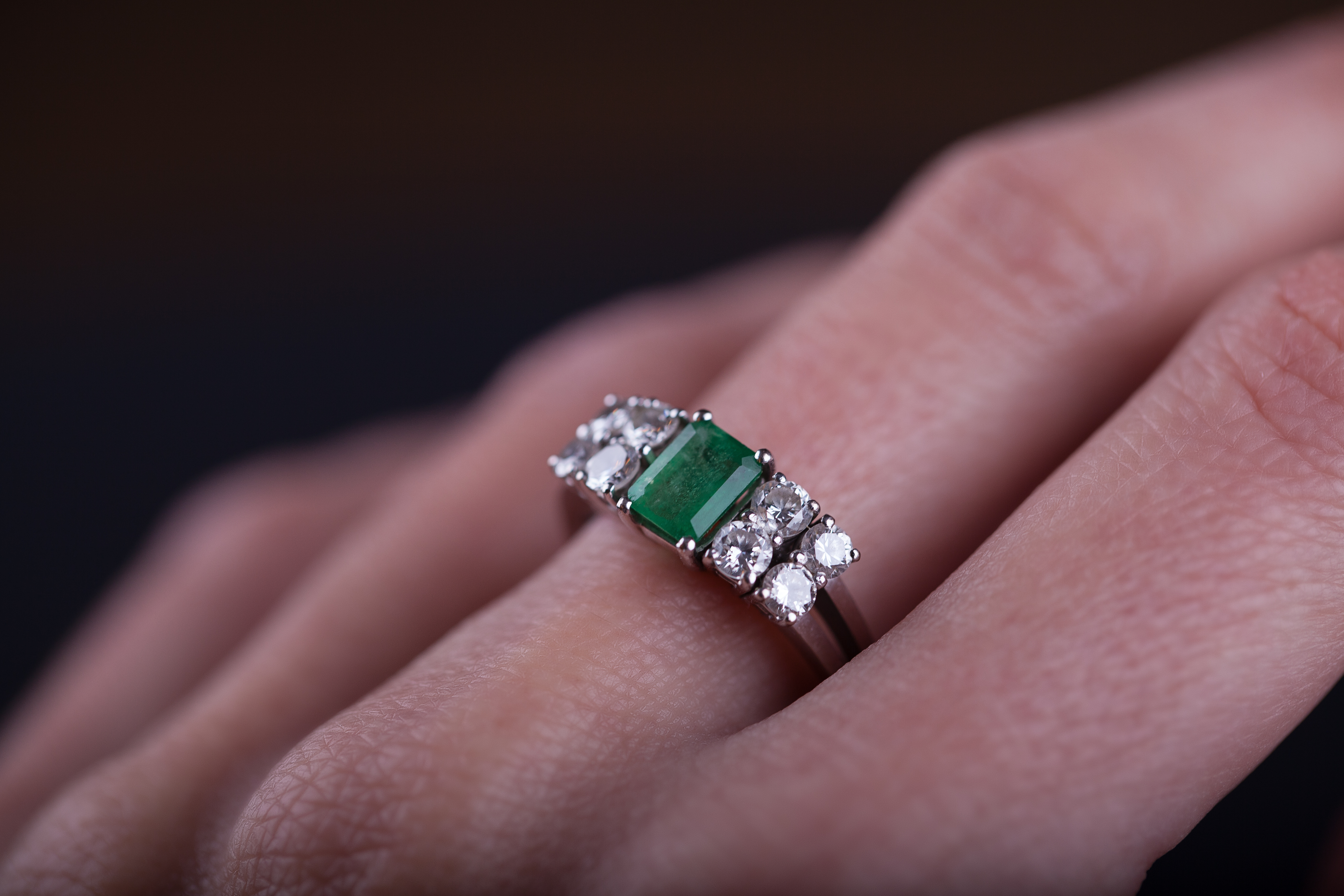 Smaragd- und Diamantring am Finger | Quelle: Getty Images