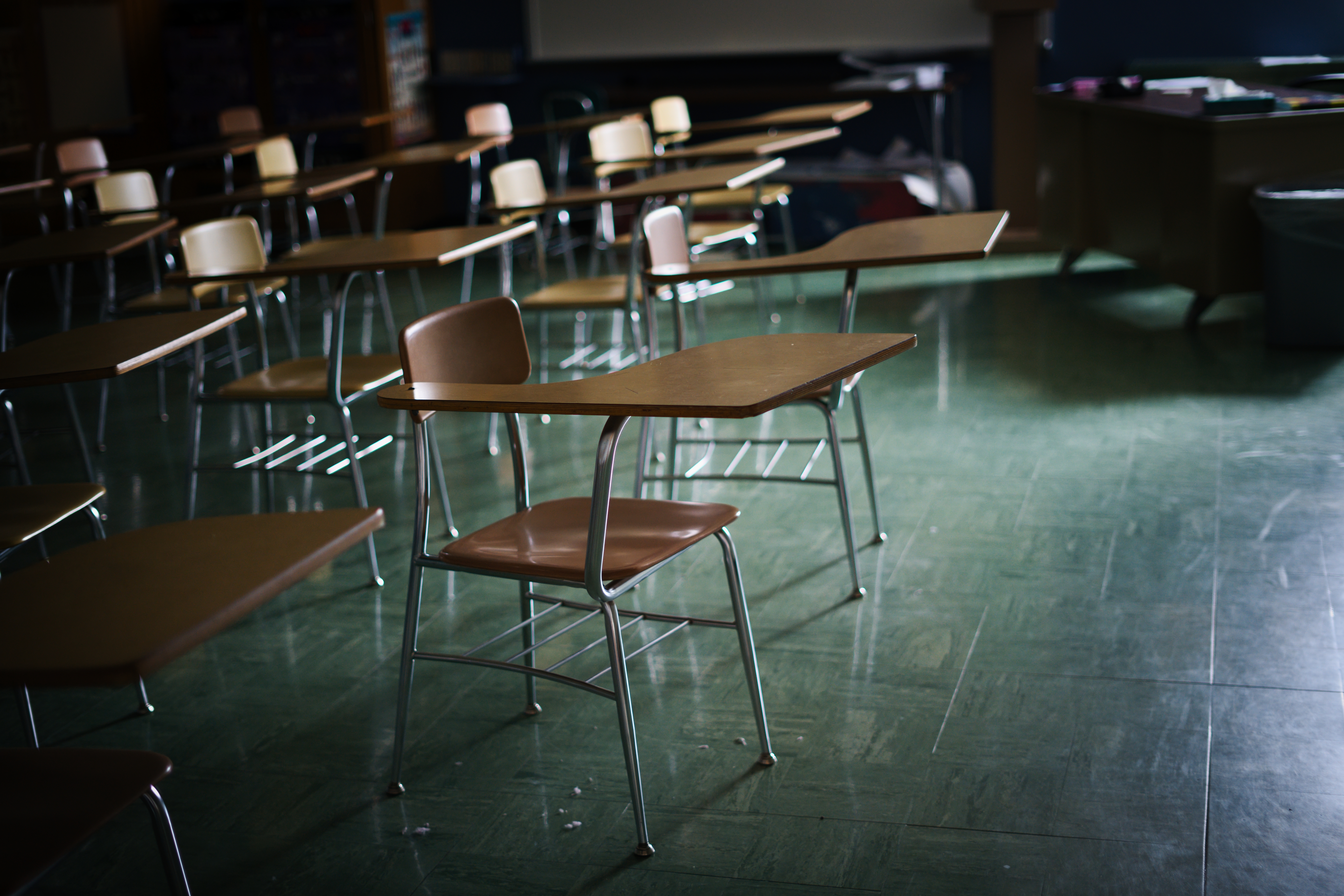 Ein dunkles, leeres Klassenzimmer | Quelle: Shutterstock