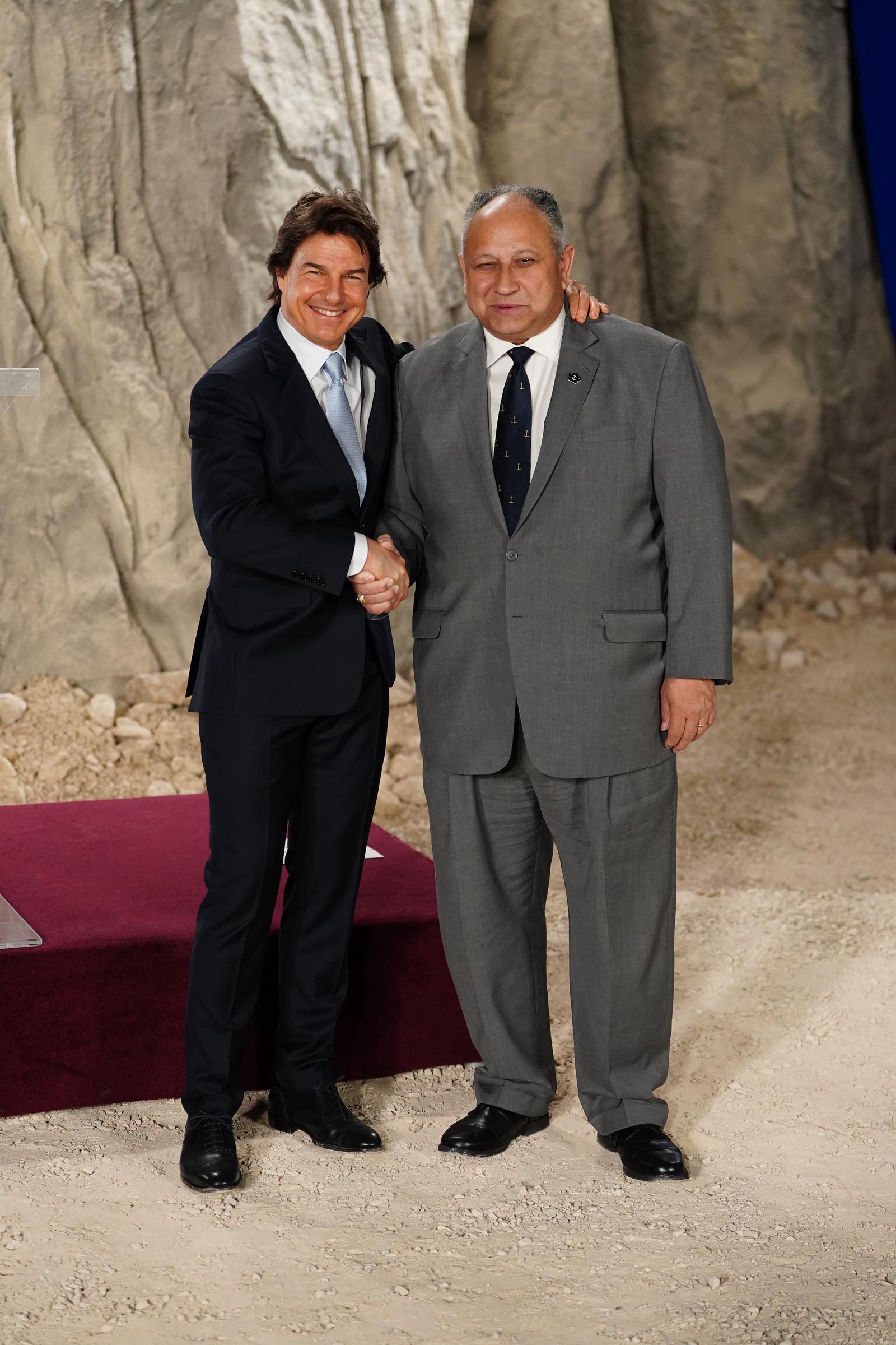 Tom Cruise und US-Marineminister Carlos Del Toro | Quelle: Getty Images