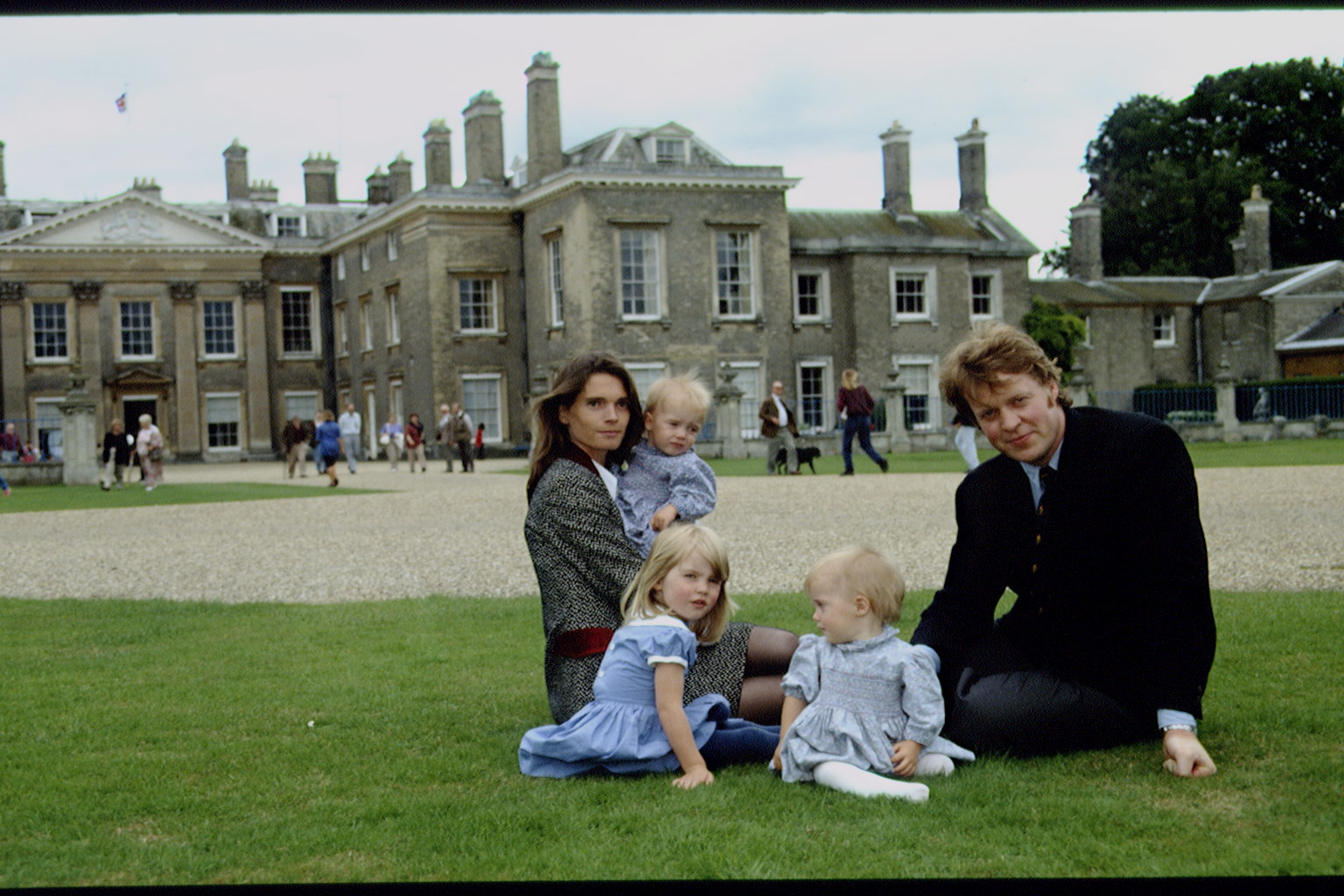 Charles Spencer mit seiner Frau Victoria und den Töchtern Kitty, Eliza und Amelia in seinem Haus in Althorp, Northamptonshire, 1993 | Quelle: Getty Images