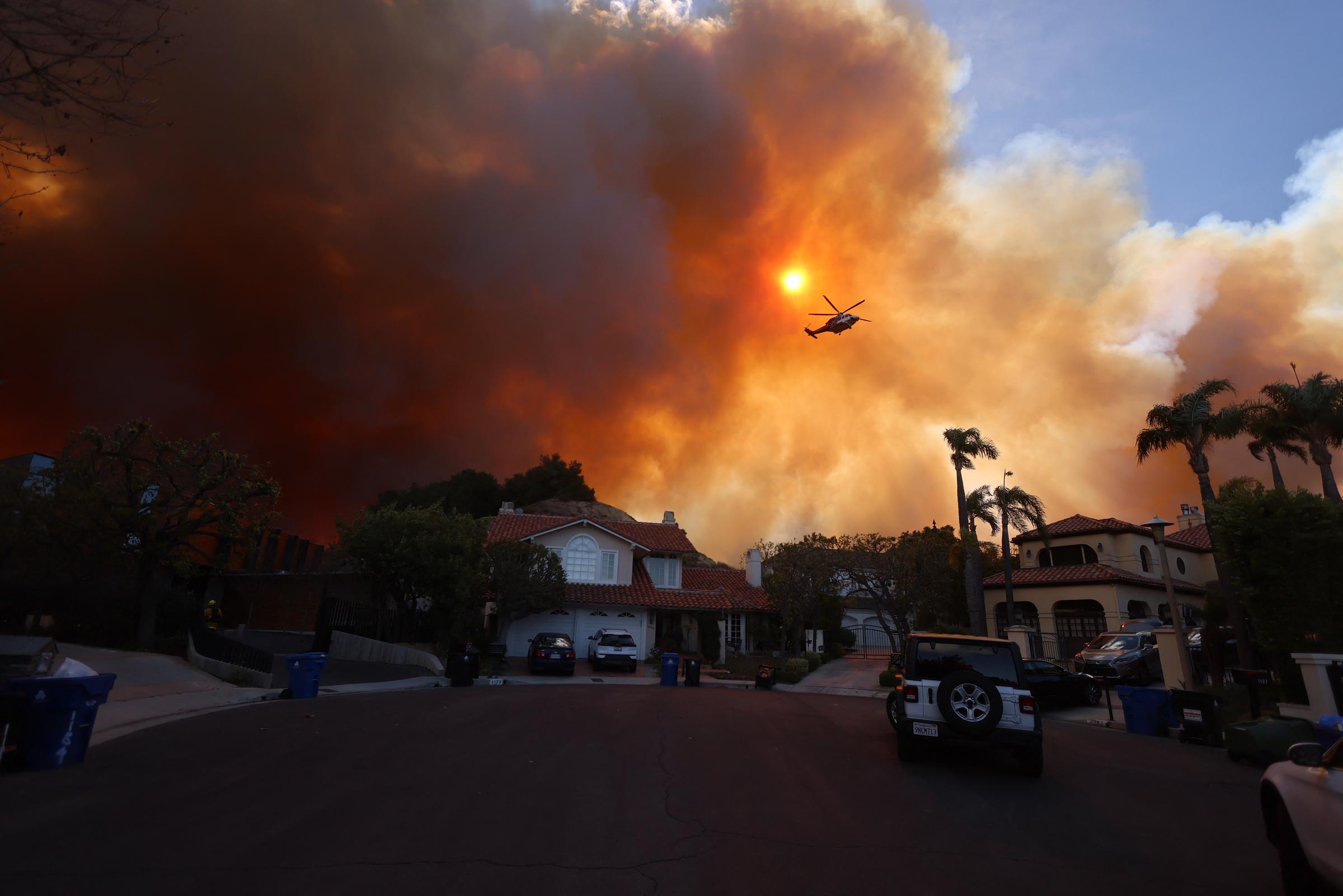 Rauchschwaden sind zu sehen, als ein Buschfeuer in Pacific Palisades, Kalifornien, am 7. Januar 2025 brennt | Quelle: Getty Images