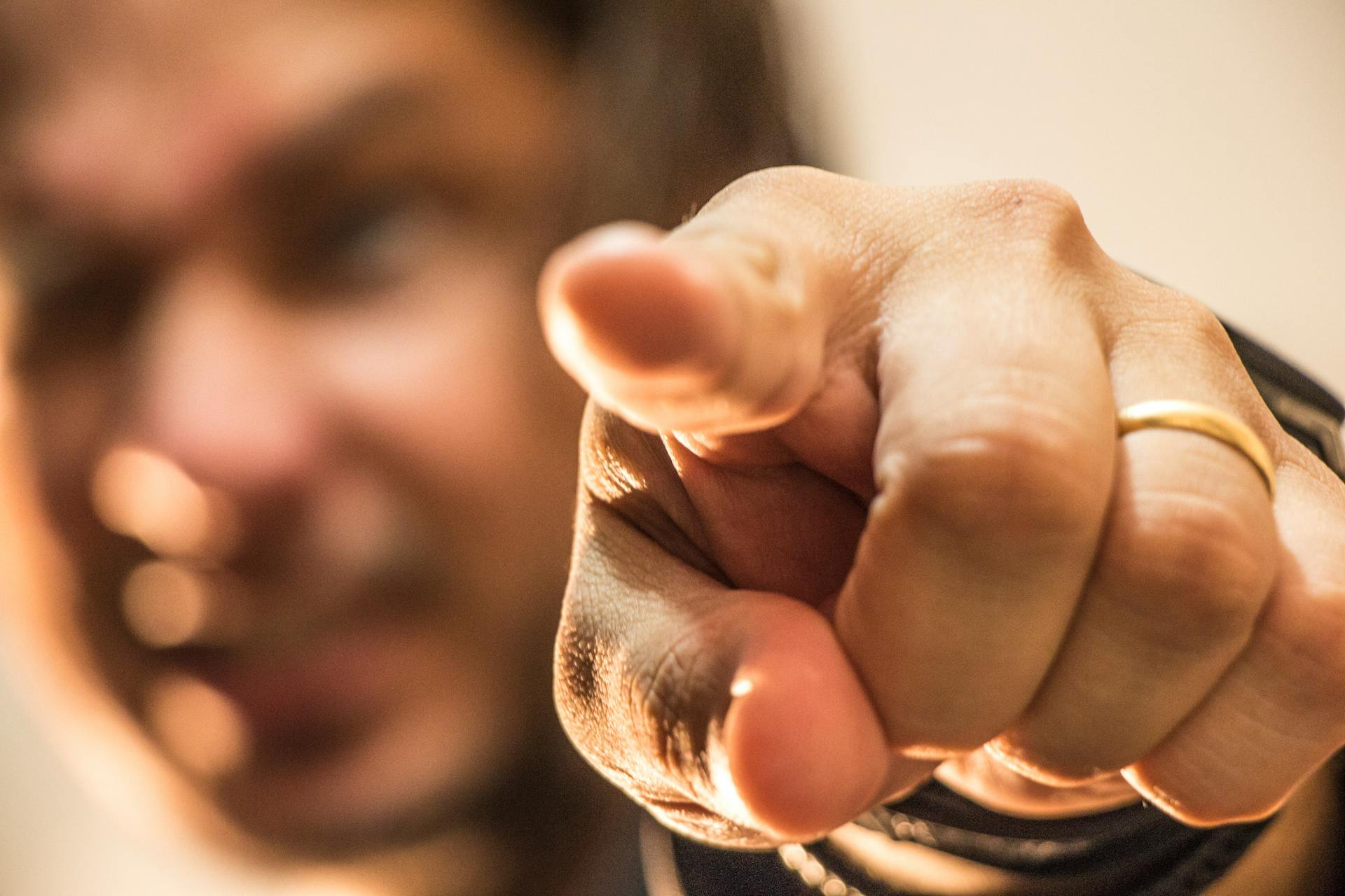 Mężczyzna wskazujący palcem | Źródło: Pexels