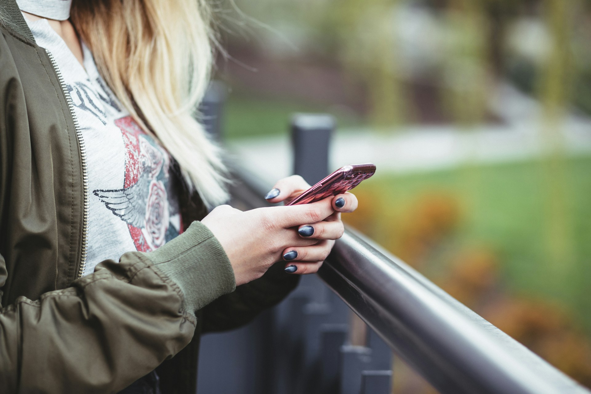 Eine Frau hält ihr Telefon | Quelle: Unsplash