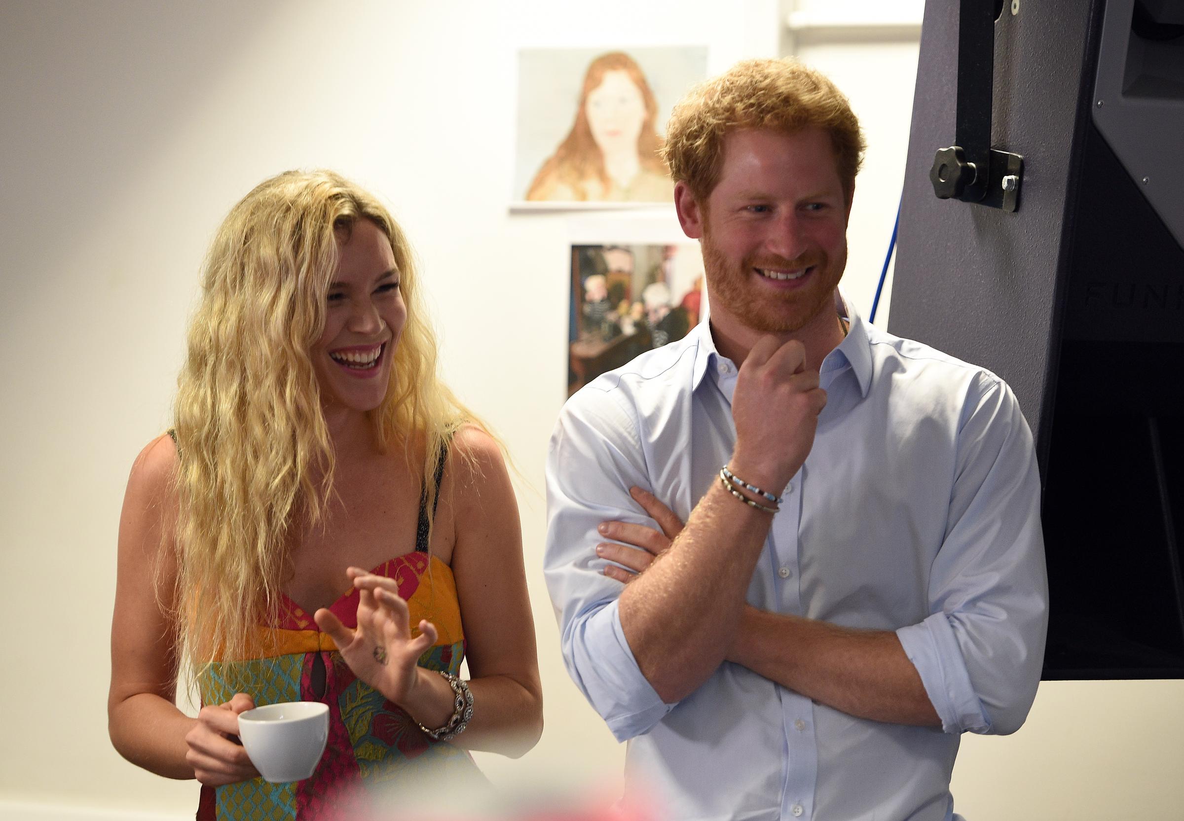 Prinz Harry und die Sängerin Joss Stone besuchen am 27. Juni 2016 eine Probe des Basotho Youth Choir in London. Jahre später erzählte Stone, dass Harry sie nach den Erfahrungen ihrer Familie bei der Rückkehr aus Tennessee nach Großbritannien gefragt habe, unter anderem, wie sich ihre Kinder in der Schule und in ihrer neuen Umgebung eingelebt hätten. | Quelle: Getty Images