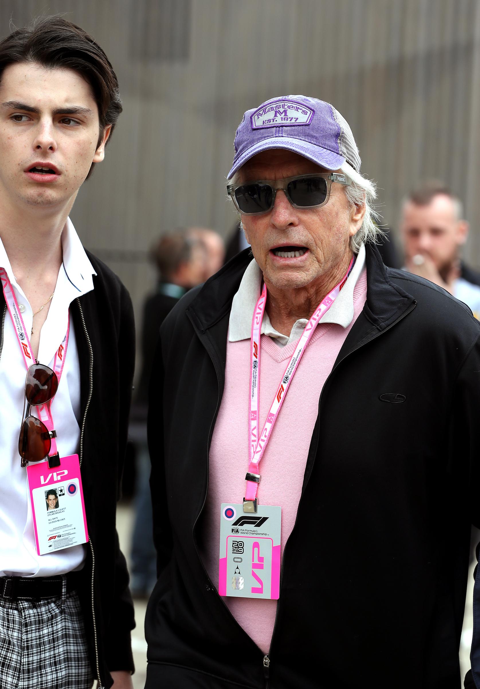 Dylan und Michael Douglas während des britischen Grand Prix in Silverstone, Towcester im Juli 2019 | Quelle: Getty Images