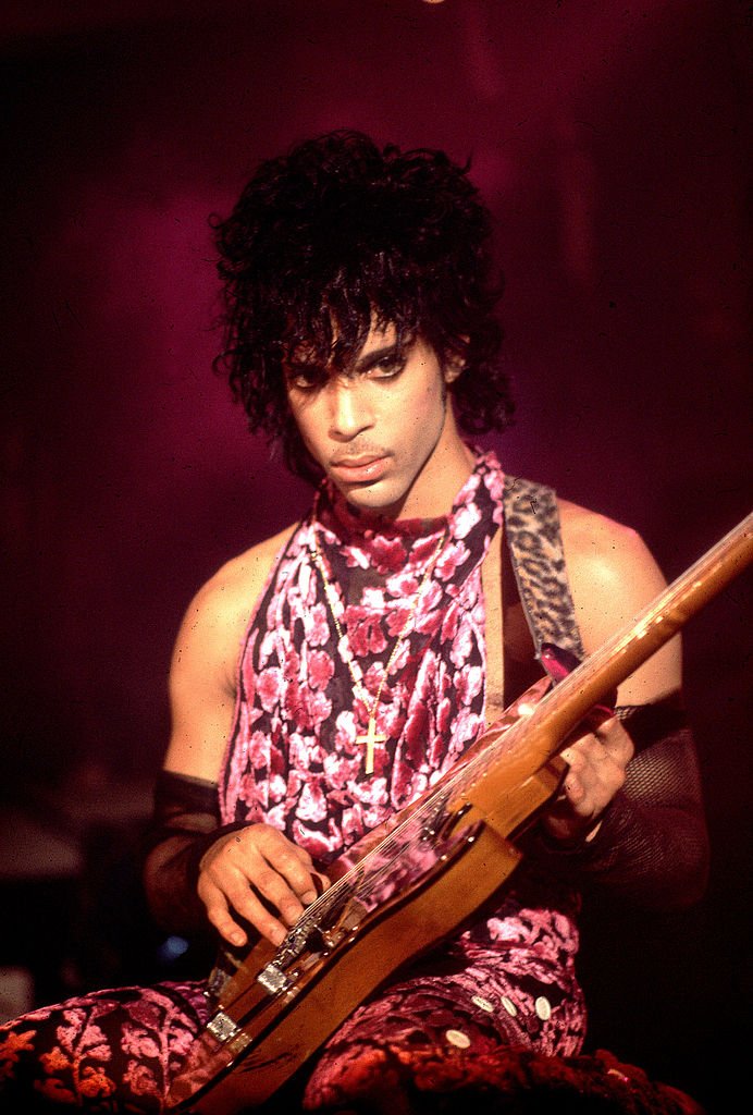 Prince während der Veröffentlichung von Purple Rain in der 1st Avenue am 7. Juni 1984 in Minneapolis. | Quelle: Getty Images