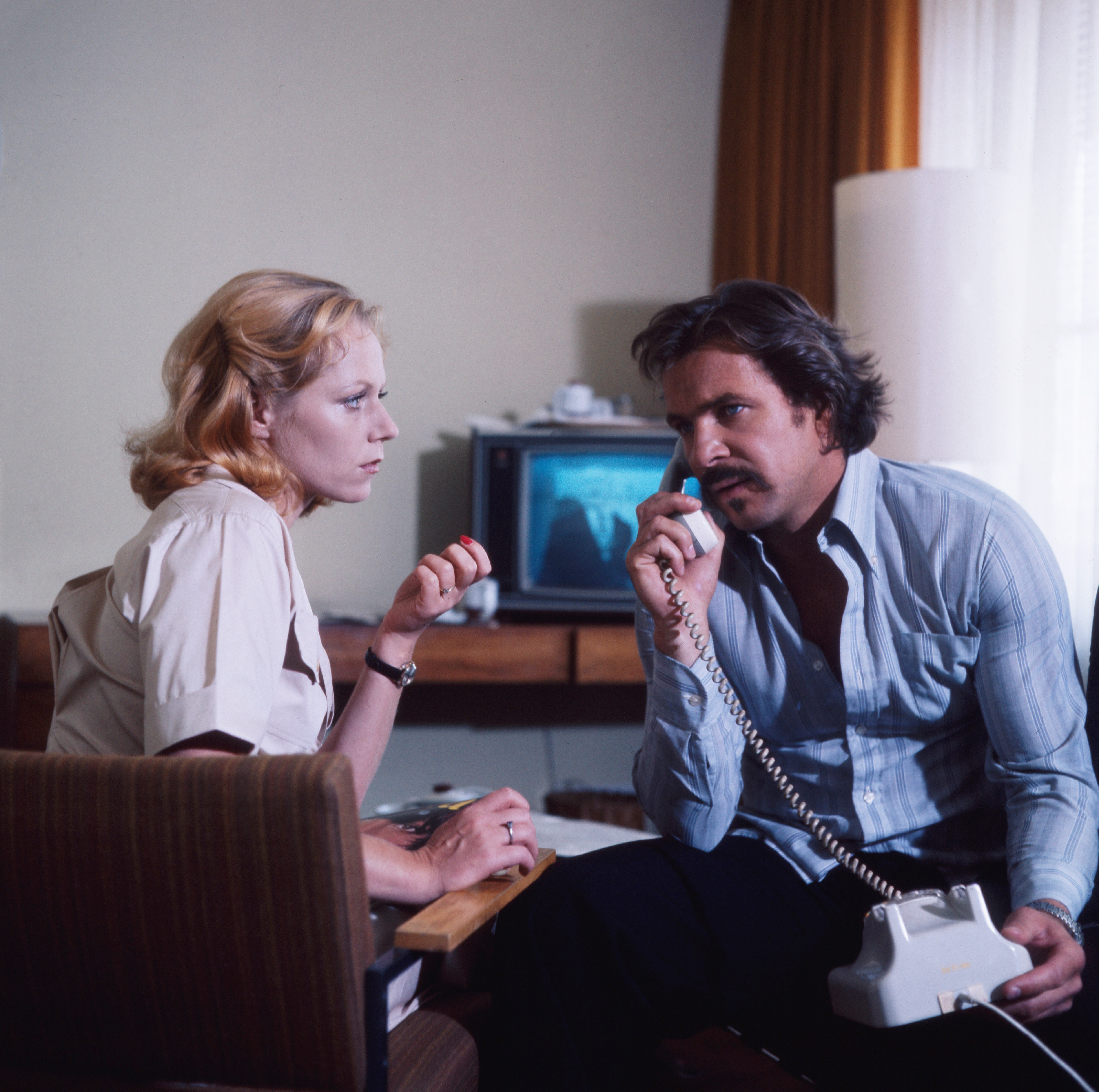 Angelika Bender und Götz George standen 1976 für „Tatort“ vor der Kamera | Quelle: Getty Images