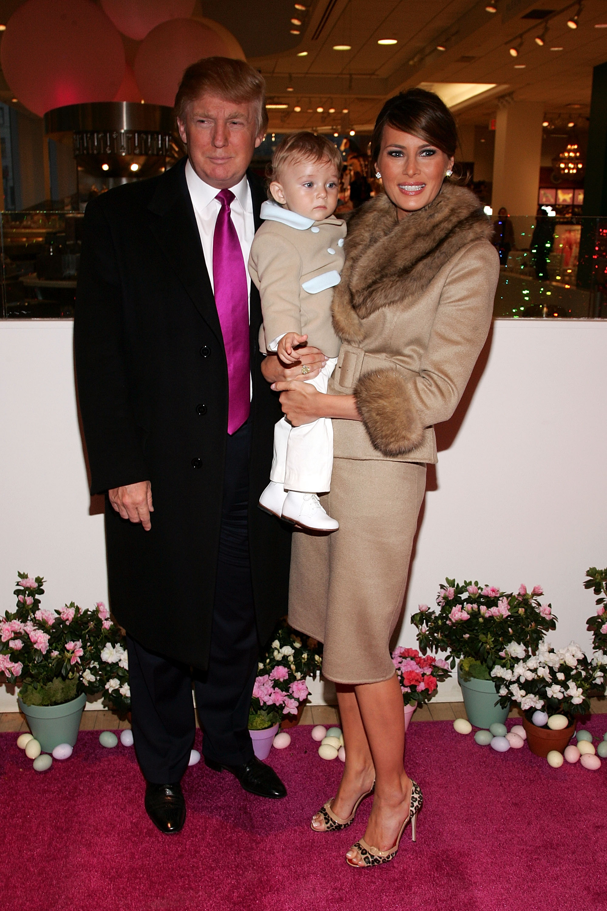 Donald und Melania Trump mit ihrem Sohn Barron bei der 16. jährlichen Bunny Hop-Veranstaltung der Gesellschaft des Memorial Sloan-Kettering Cancer Center am 13. März 2007 in New York. | Quelle: Getty Images