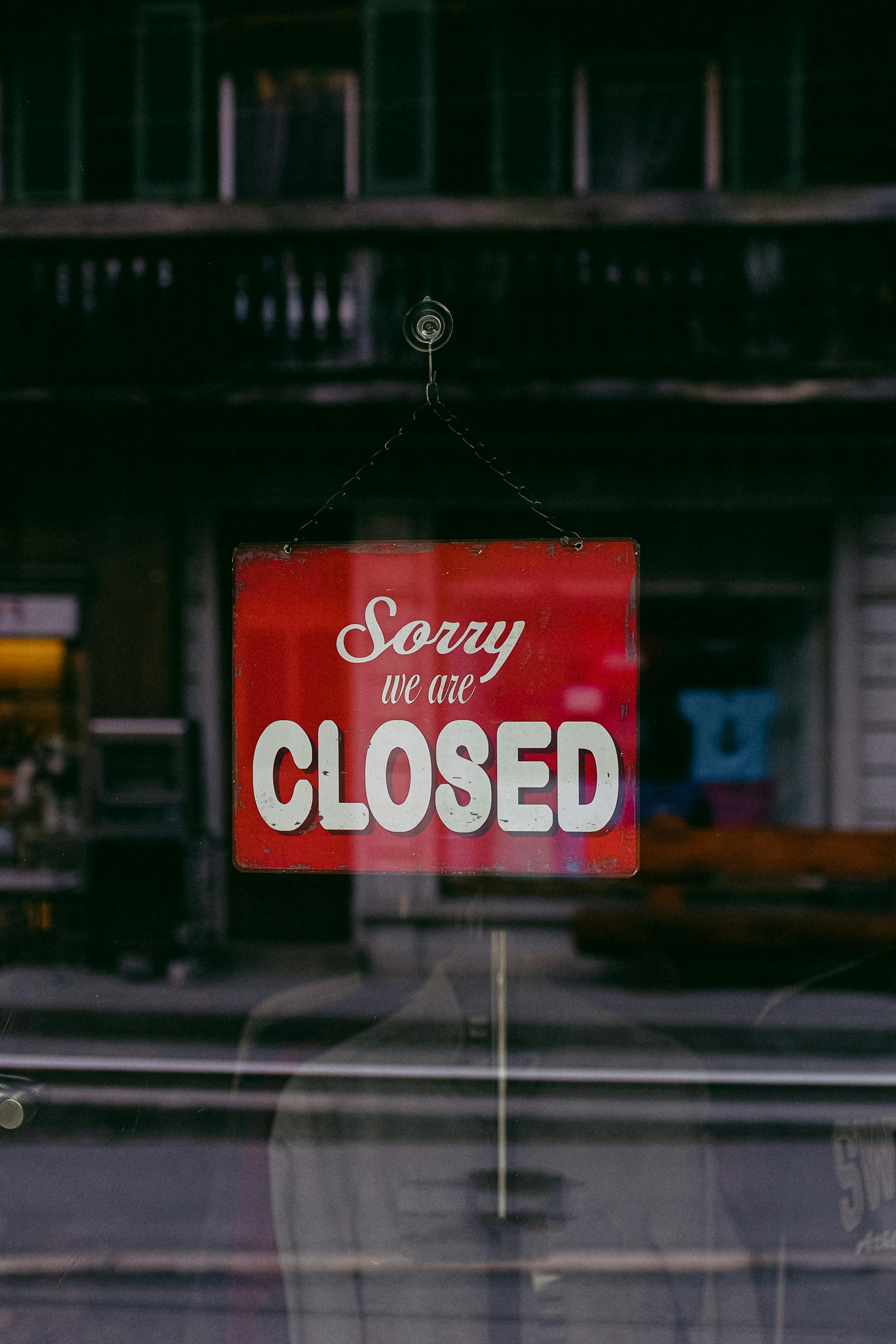 Ein geschlossenes Schild in einem Laden | Quelle: Pexels