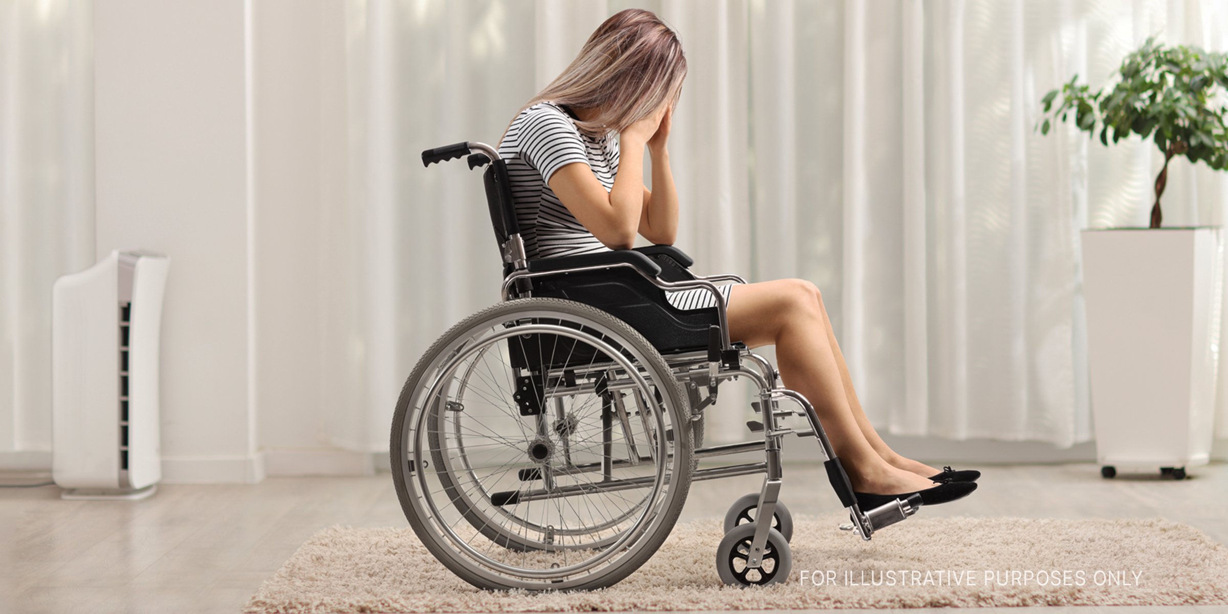 Eine weinende Frau in einem Rollstuhl. | Quelle: Getty Images