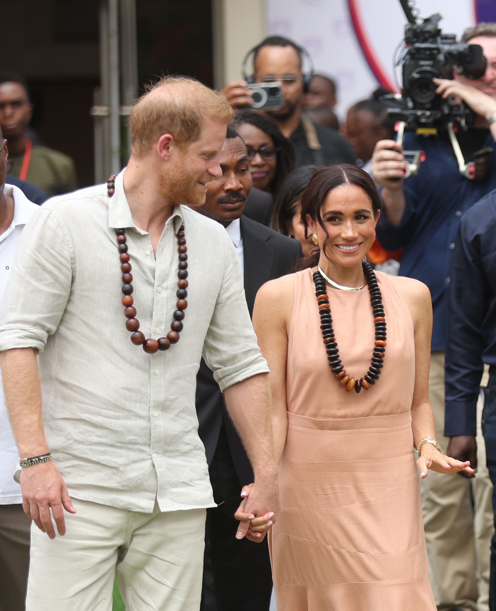 Prinz Harry und Meghan Markle besuchen die Lightway Academy am 10. Mai 2024 in Abuja, Nigeria. | Quelle: Getty Images