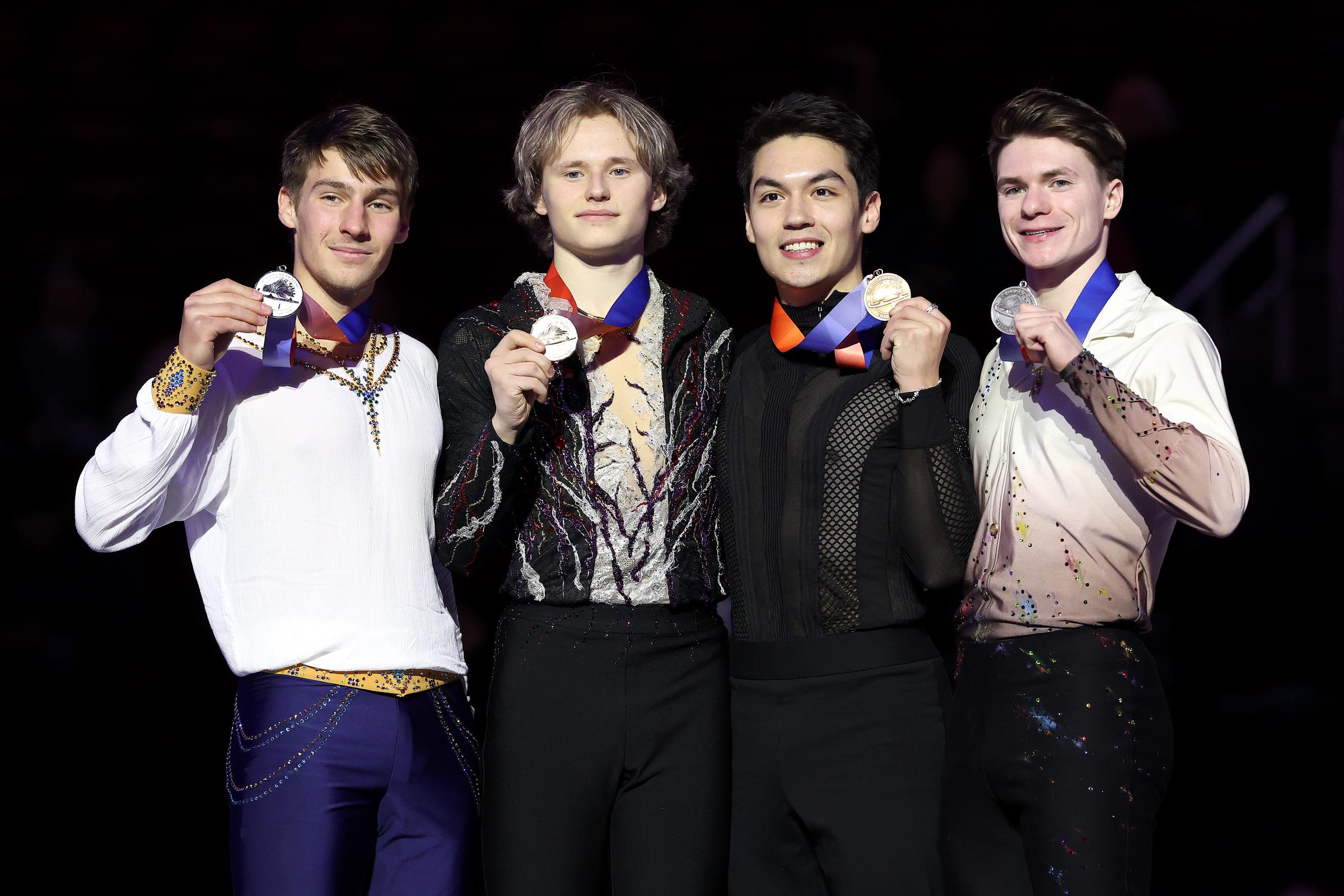 Andrew Torgashev, Ilia Malinin, Camden Pulkinen und Maxim Naumov posieren nach der Medaillenzeremonie für die Championship Men während der Prevagen US Eiskunstlaufmeisterschaften 2025 in der Intrust Bank Arena in Wichita, Kansas, am 26. Januar 2025 | Quelle: Getty Images