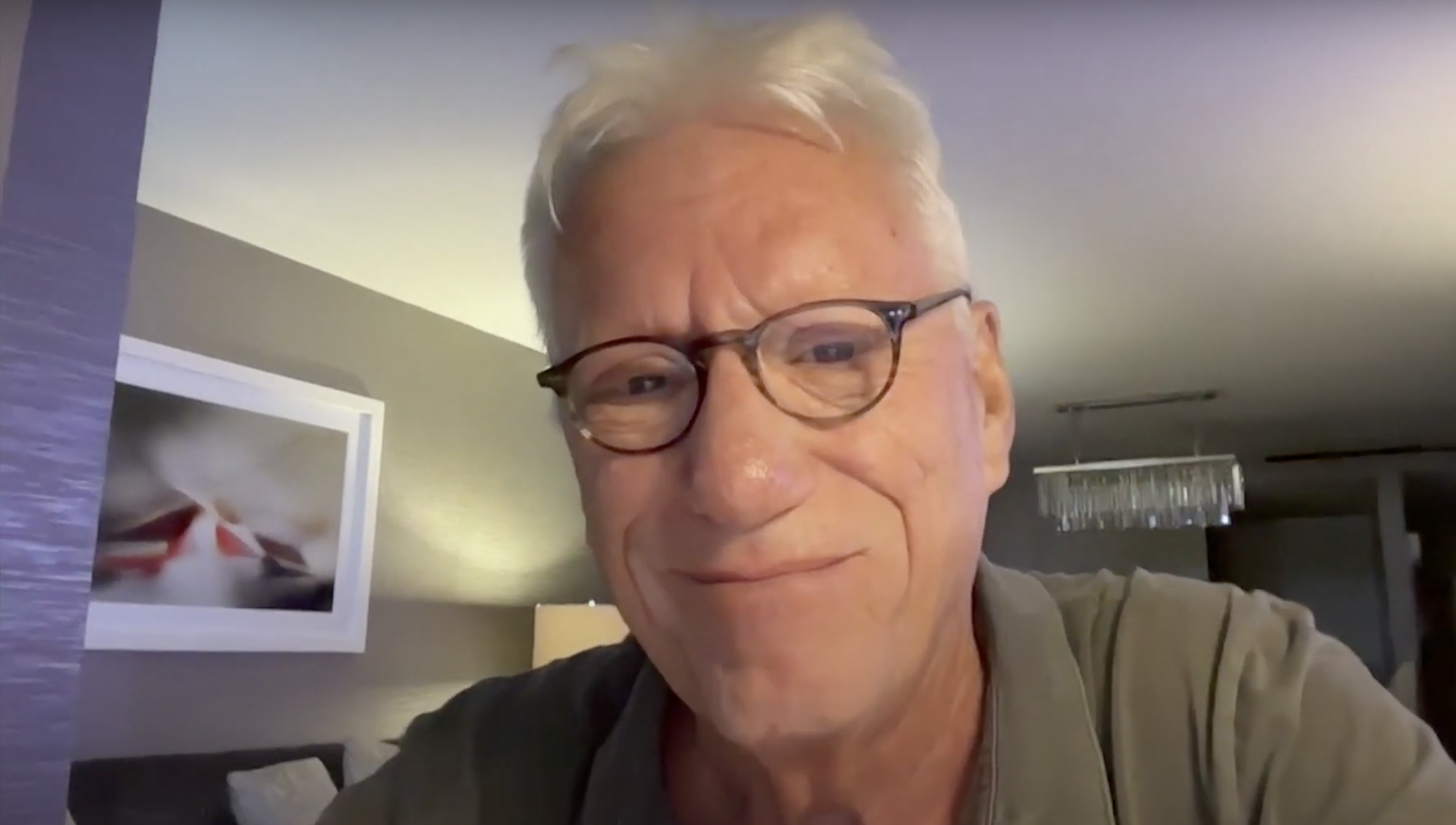 James Woods wird emotional, als er über die Evakuierung seines Hauses wegen der Waldbrände in Los Angeles spricht, vom 9. Januar 2025 | Quelle: YouTube/@9news