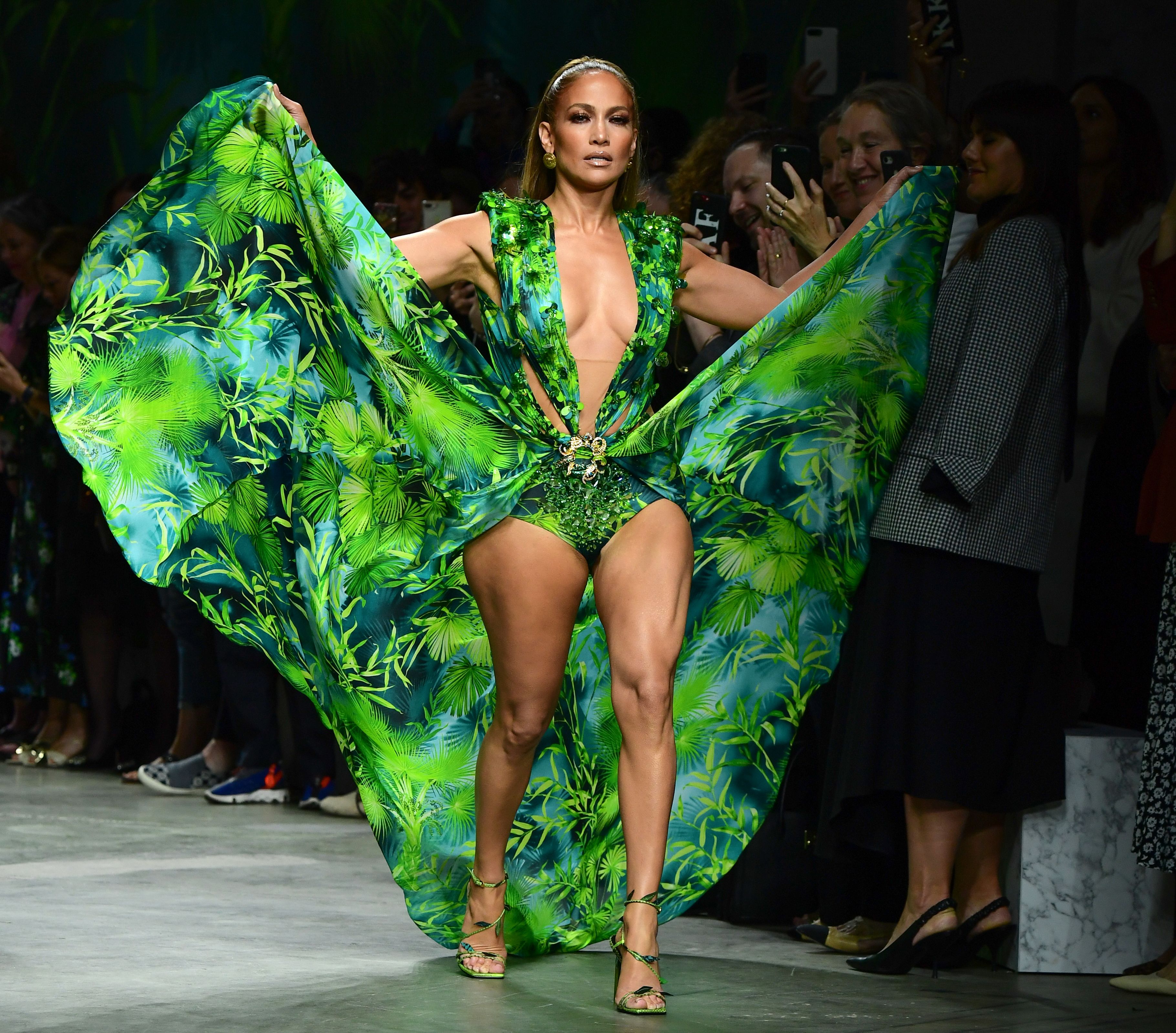 Jennifer Lopez auf dem Laufsteg in einem grünen Versace-Kleid in Mailand, Italien am 20. September 2019 | Quelle: Getty Images