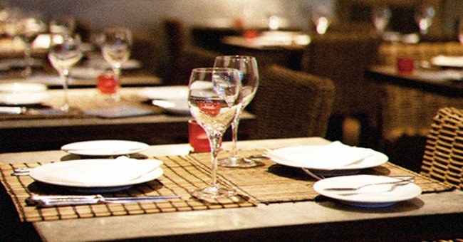 Ein gedeckter Tisch im Restaurant | Shutterstock