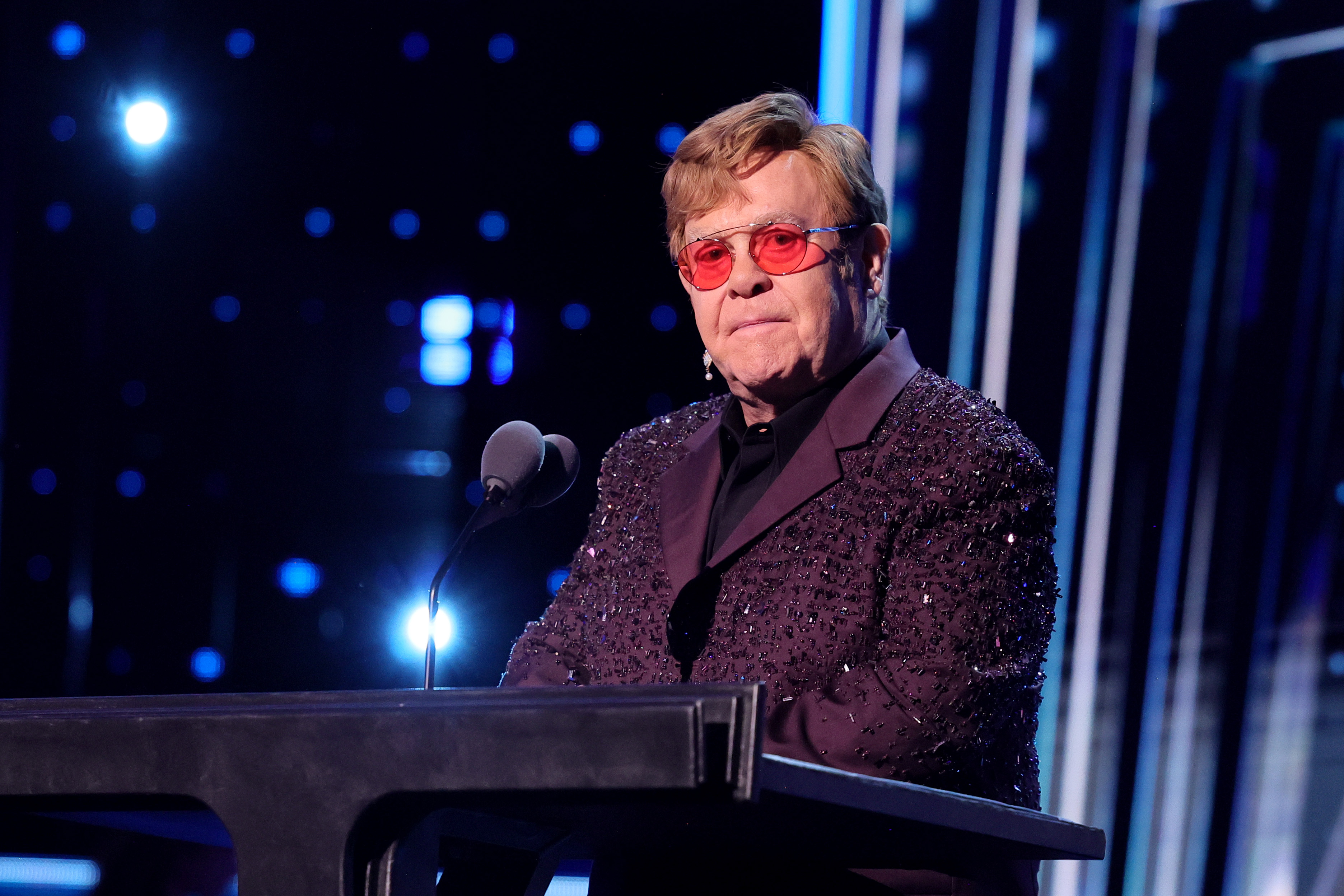 Elton John spricht auf der Bühne während der 38th Annual Rock &amp; Roll Hall Of Fame Induction Ceremony im Barclays Center in New York City, am 3. November 2023 | Quelle: Getty Images