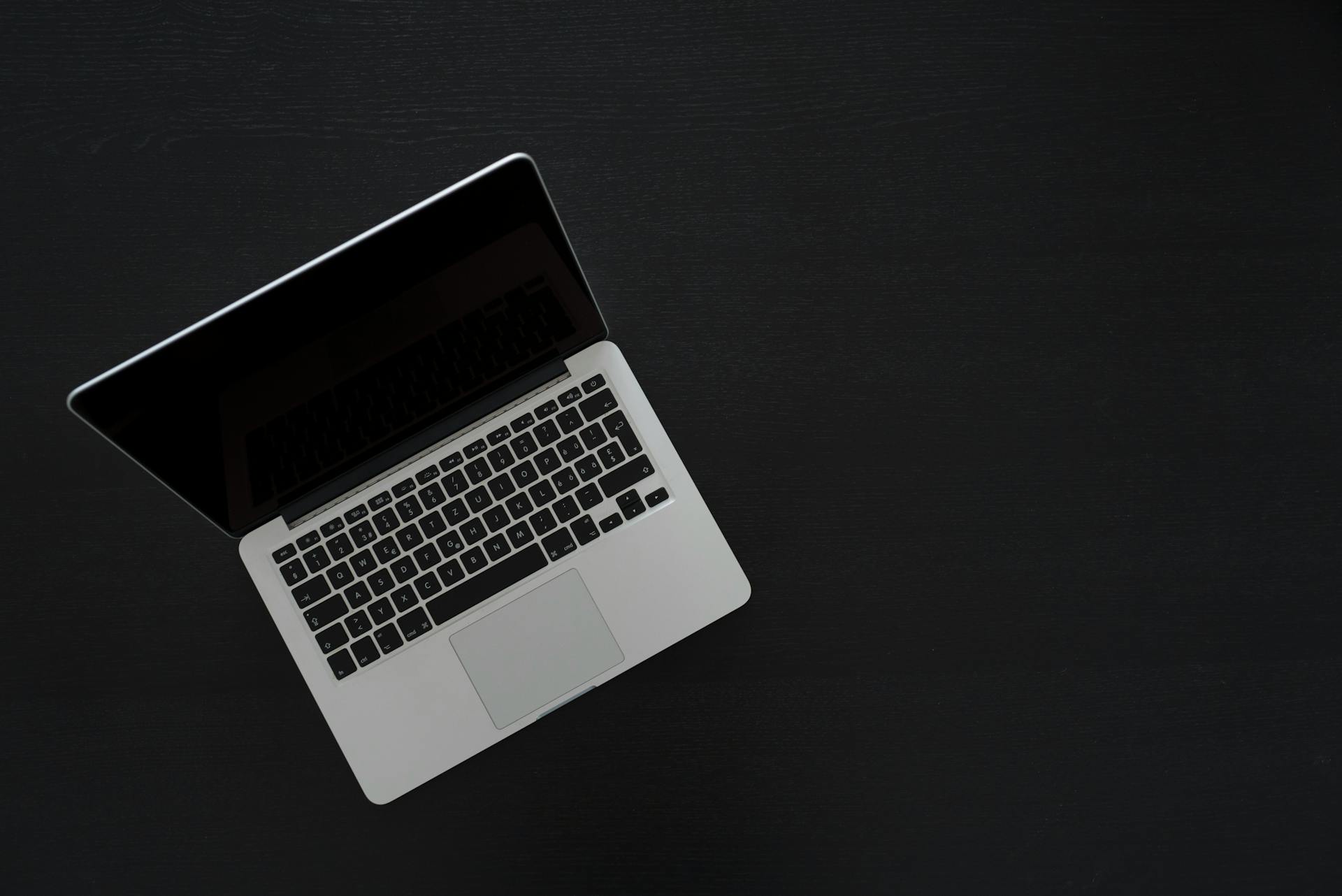 Ein Laptop auf einem Tisch | Quelle: Pexels