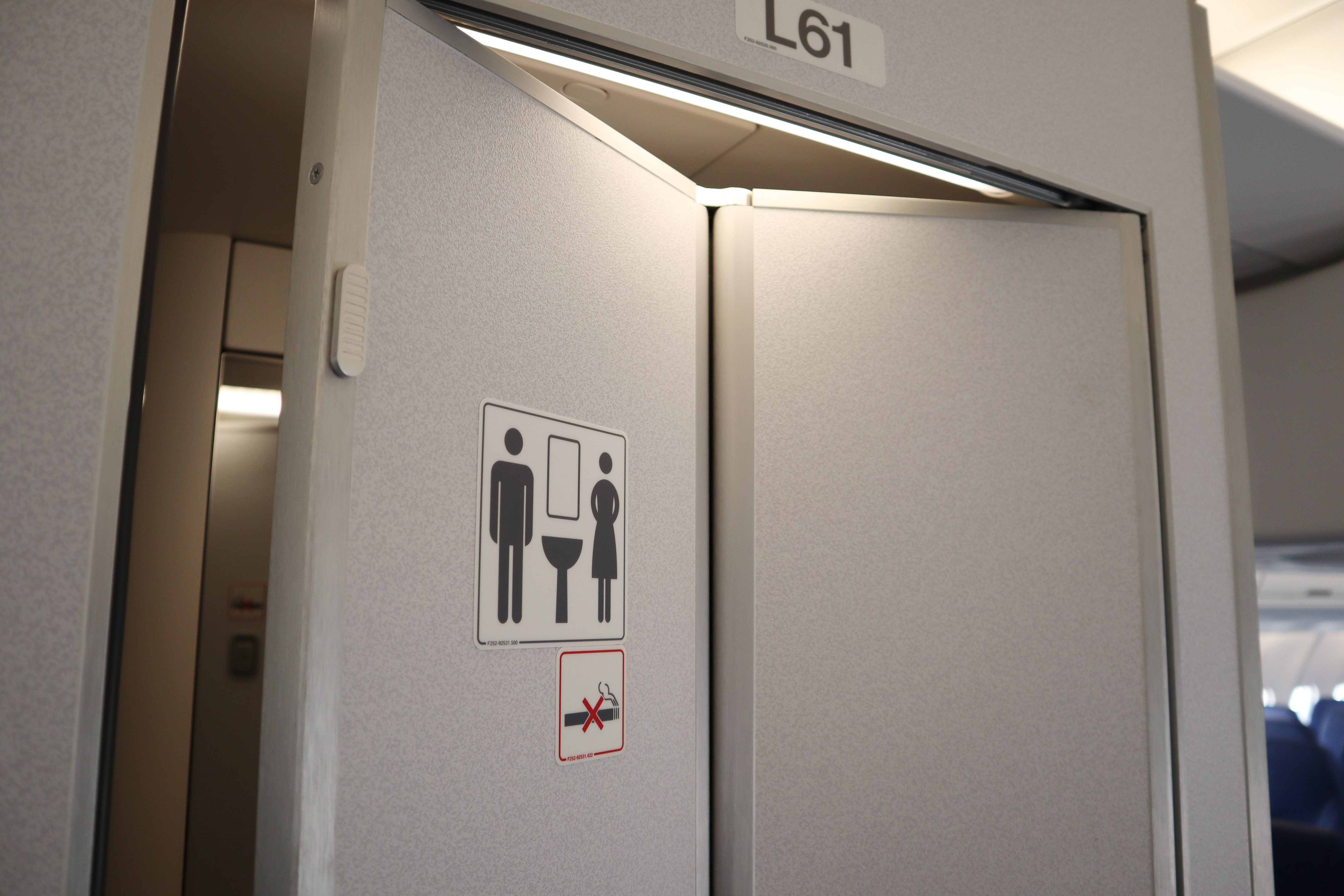 Eine Flugzeugtoilette | Quelle: Shutterstock
