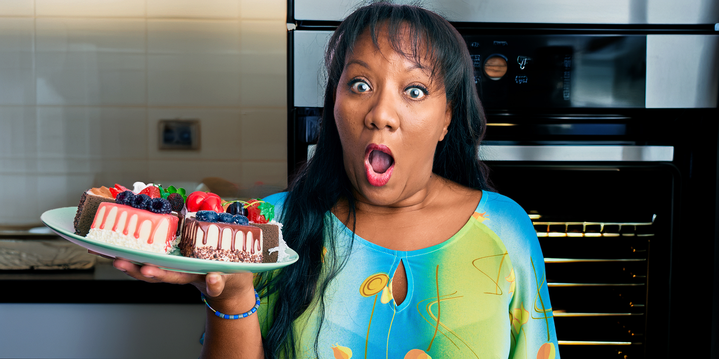 Eine erschrockene Frau mit einem Kuchen in der Hand | Quelle: Shutterstock