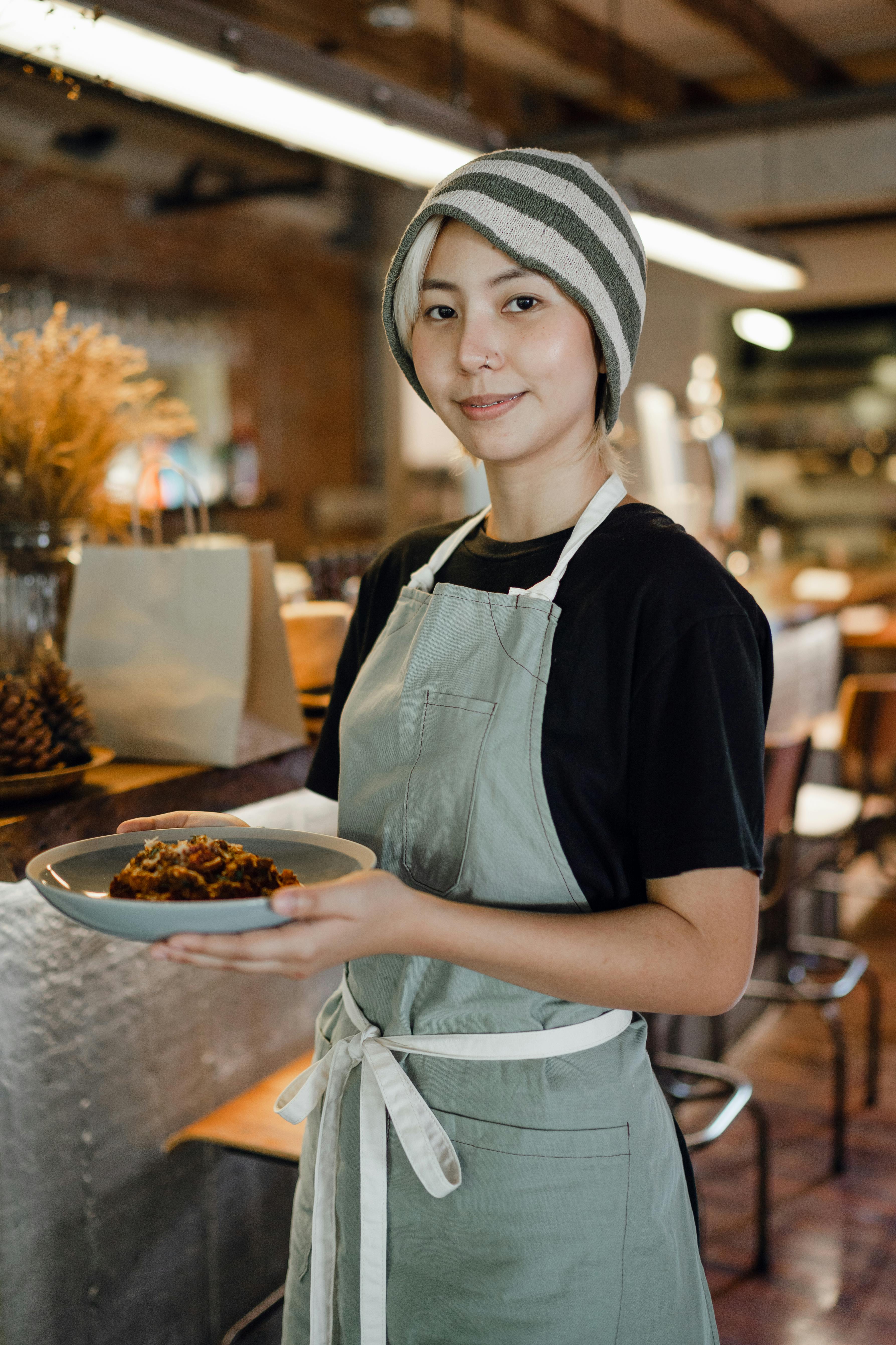 Eine Frau serviert Essen in einem Café | Quelle: Pexels