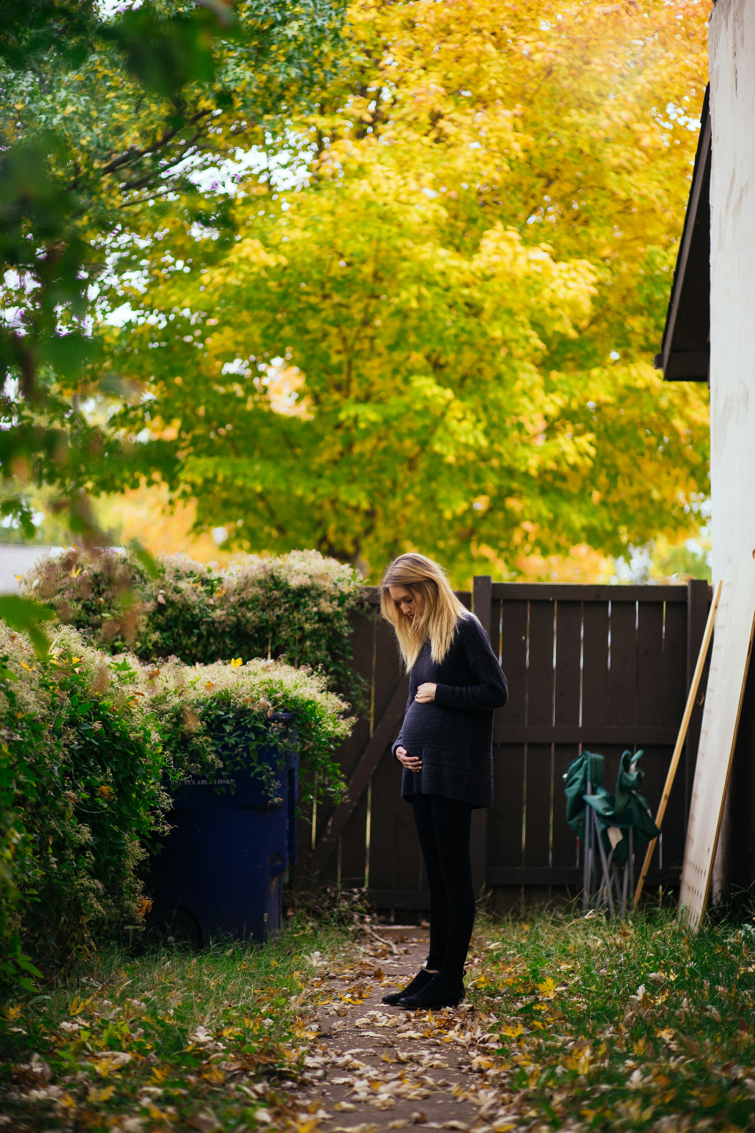 Eine schwangere Frau steht vor ihrem Haus | Quelle: Unsplash