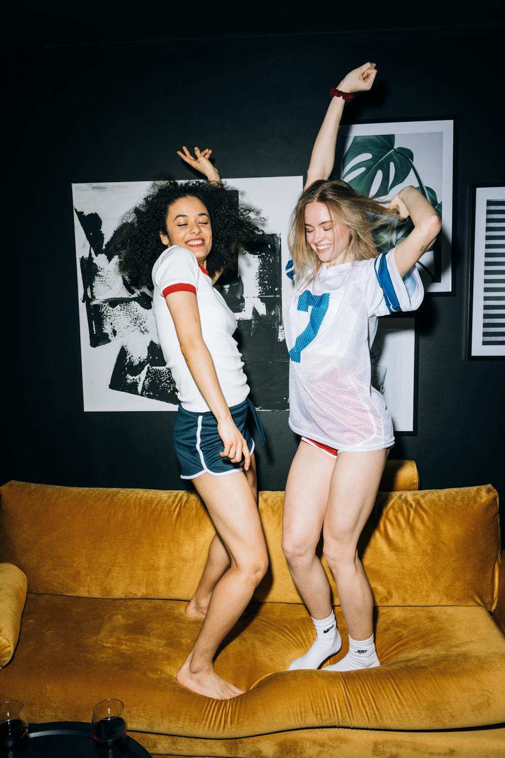 Mädchen tanzen im Pyjama | Quelle: Pexels