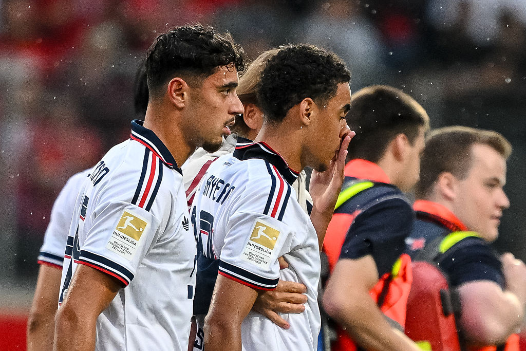 18. August 2026, Baden-Württemberg, Heidenheim: Fußball, Freundschaftsspiele: 1. FC Heidenheim gegen FC Bayern München. Jamal Musiala (FC Bayern München, zweiter von links) verlässt das Spielfeld. | Quelle: Getty Images