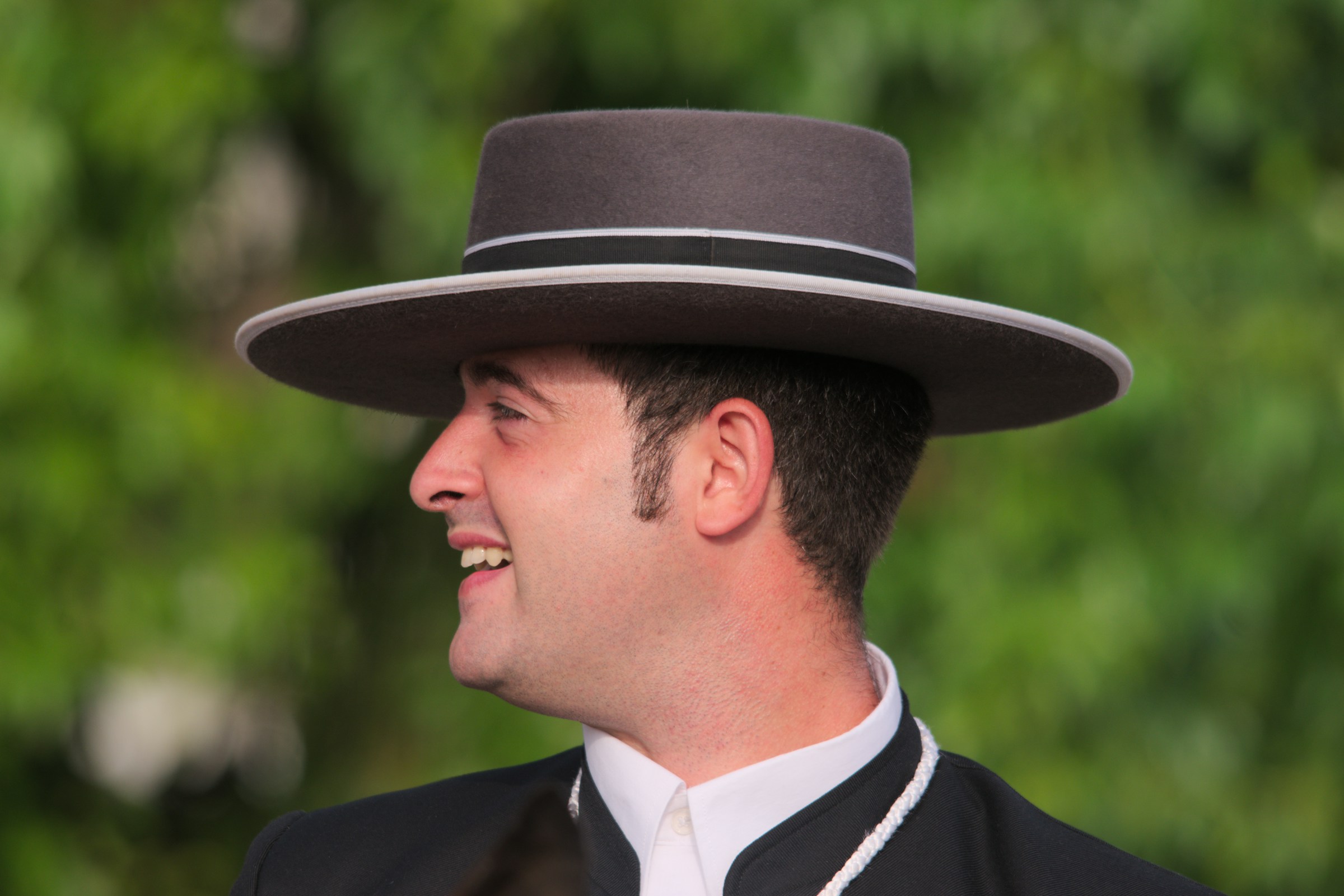 Ein Mann in Anzug und Krawatte, der einen Hut trägt | Quelle: Unsplash