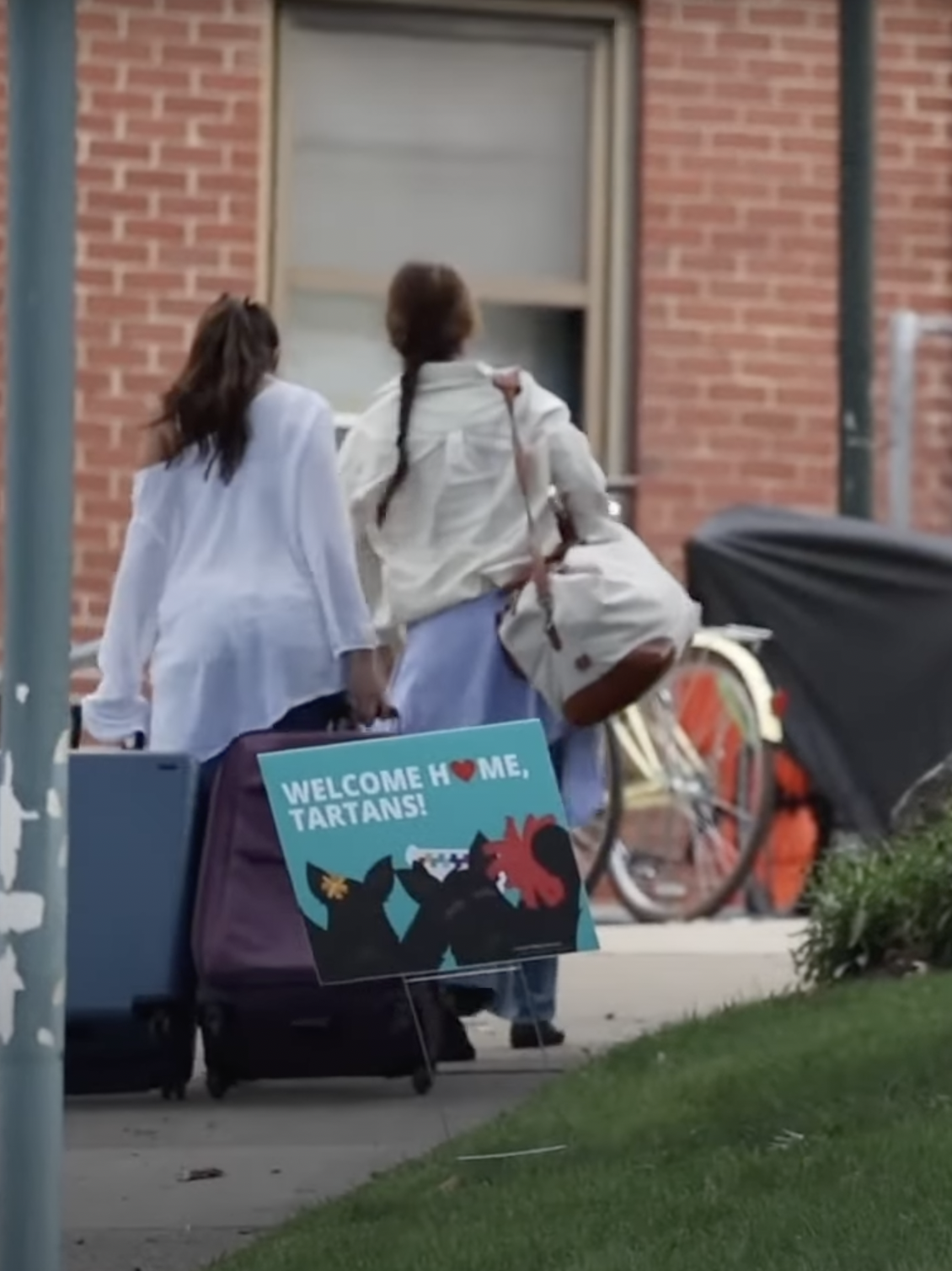 Katie Holmes und Suri Cruise auf dem Campus der Carnegie Mellon University in einem Beitrag vom 20. August 2024 | Quelle: YouTube/Seite Sechs