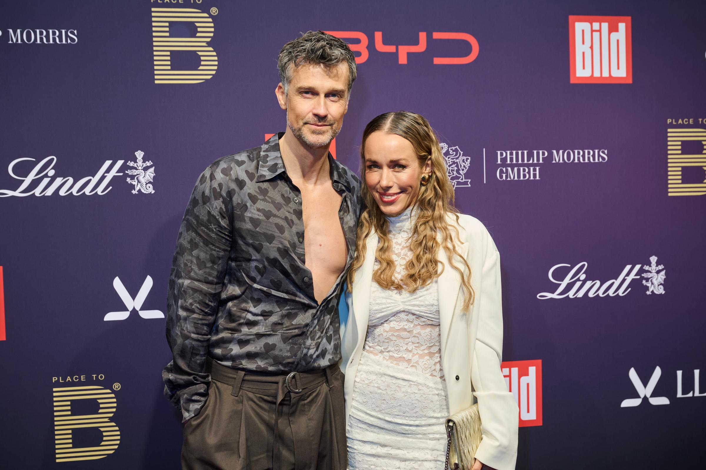 Annemarie und Wayne Carpendale zeigten sich Anfang des Jahres noch als Paar in der Öffentlichkeit. Wie etwa hier, zur „Place to Be“-Party, die im Rahmen der Berlinale am 14. Februar 2026 im Restaurant Borchardt stattfand. | Quelle: Getty Images