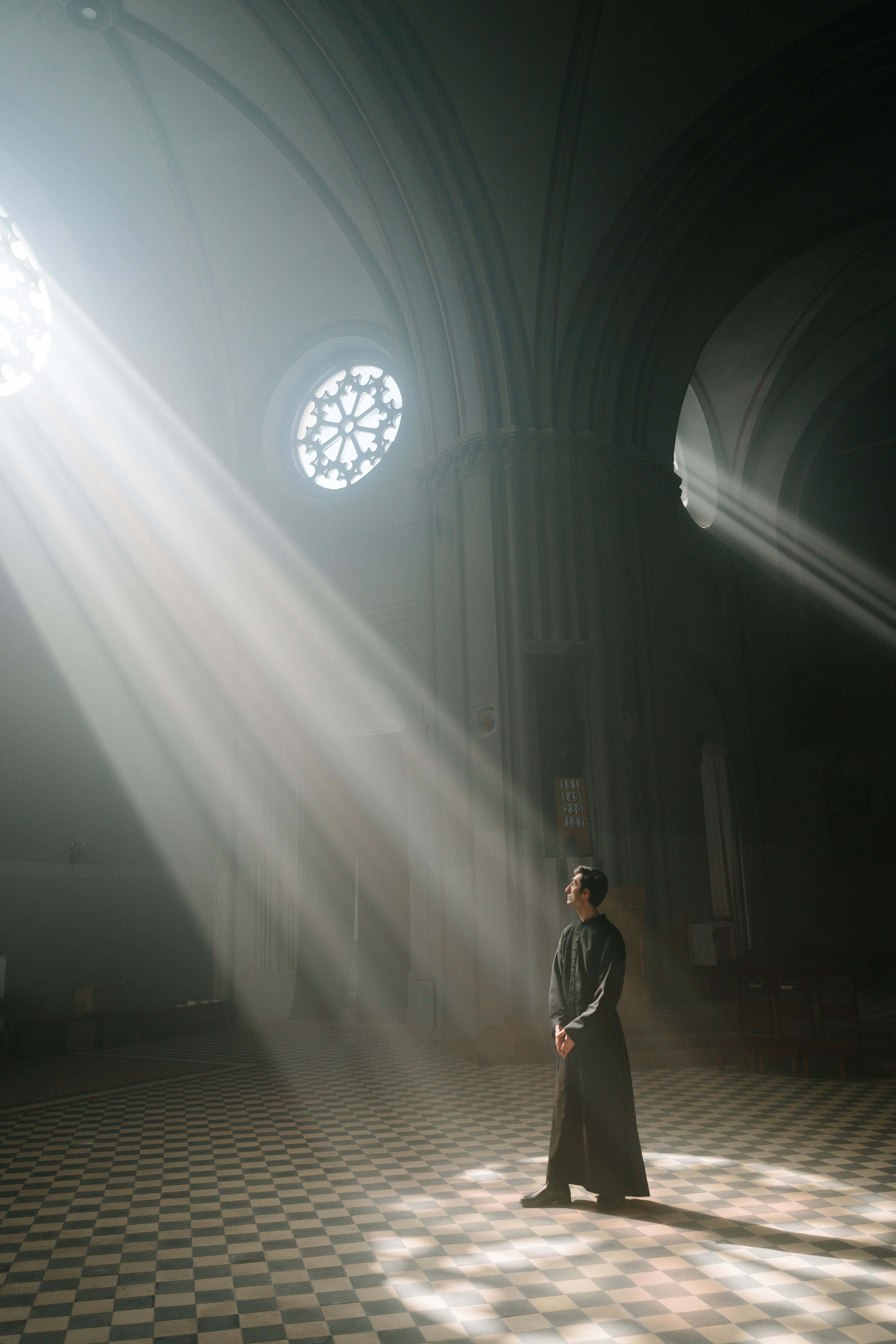 Ein Priester steht in der Kirche | Quelle: Pexels