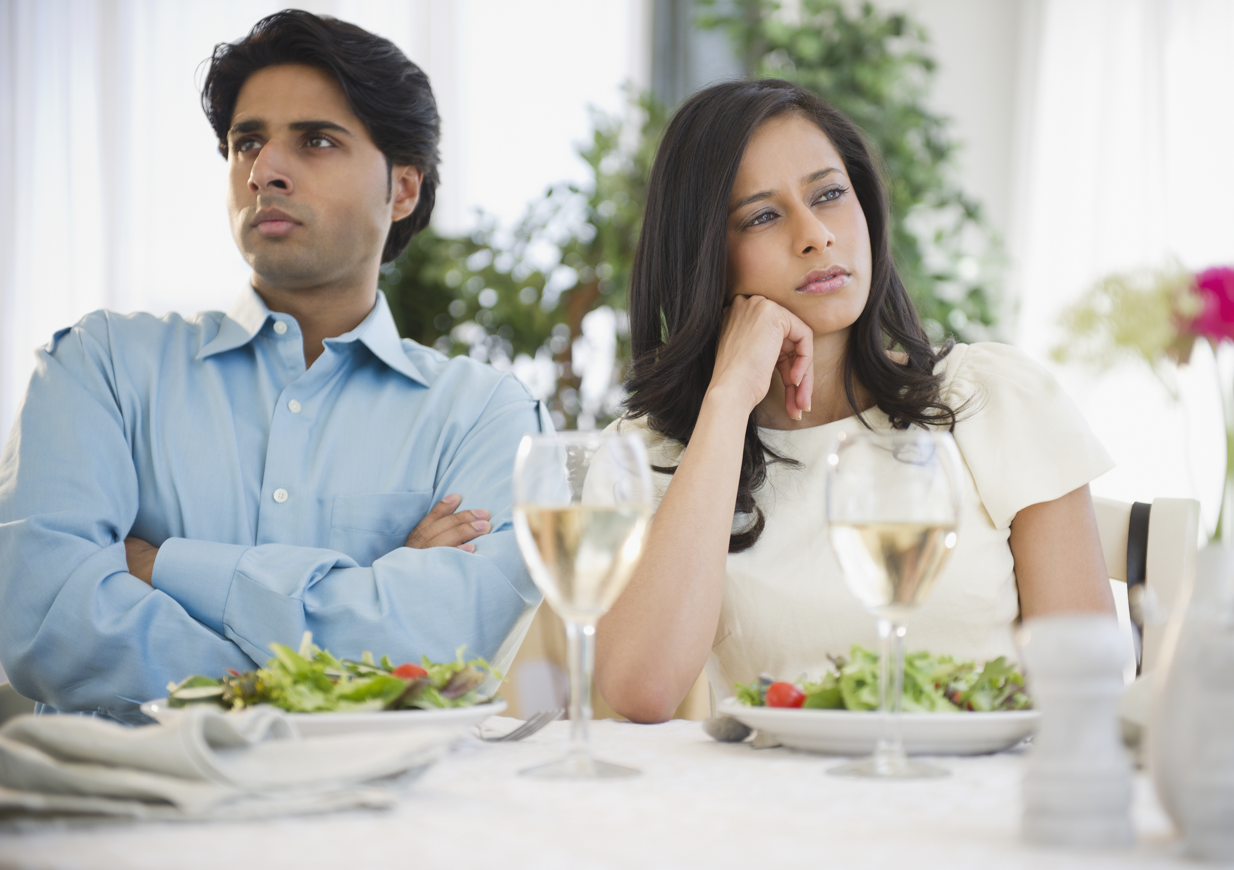 Ein Mann und eine Frau sprechen nicht miteinander, während sie an einem Tisch sitzen | Quelle: Getty Images