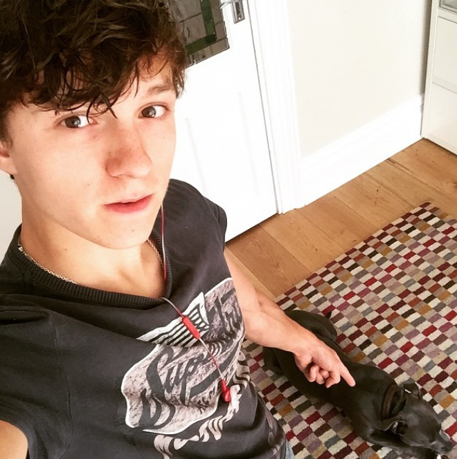 Es war nur eine Frage der Zeit, bis Hollywood den aufstrebenden Star für sich entdecken würde. Auf diesem Foto posierte er am 25. Juni 2015 zu Hause mit seinem Hund. | Quelle: Instagram/tomholland2013
