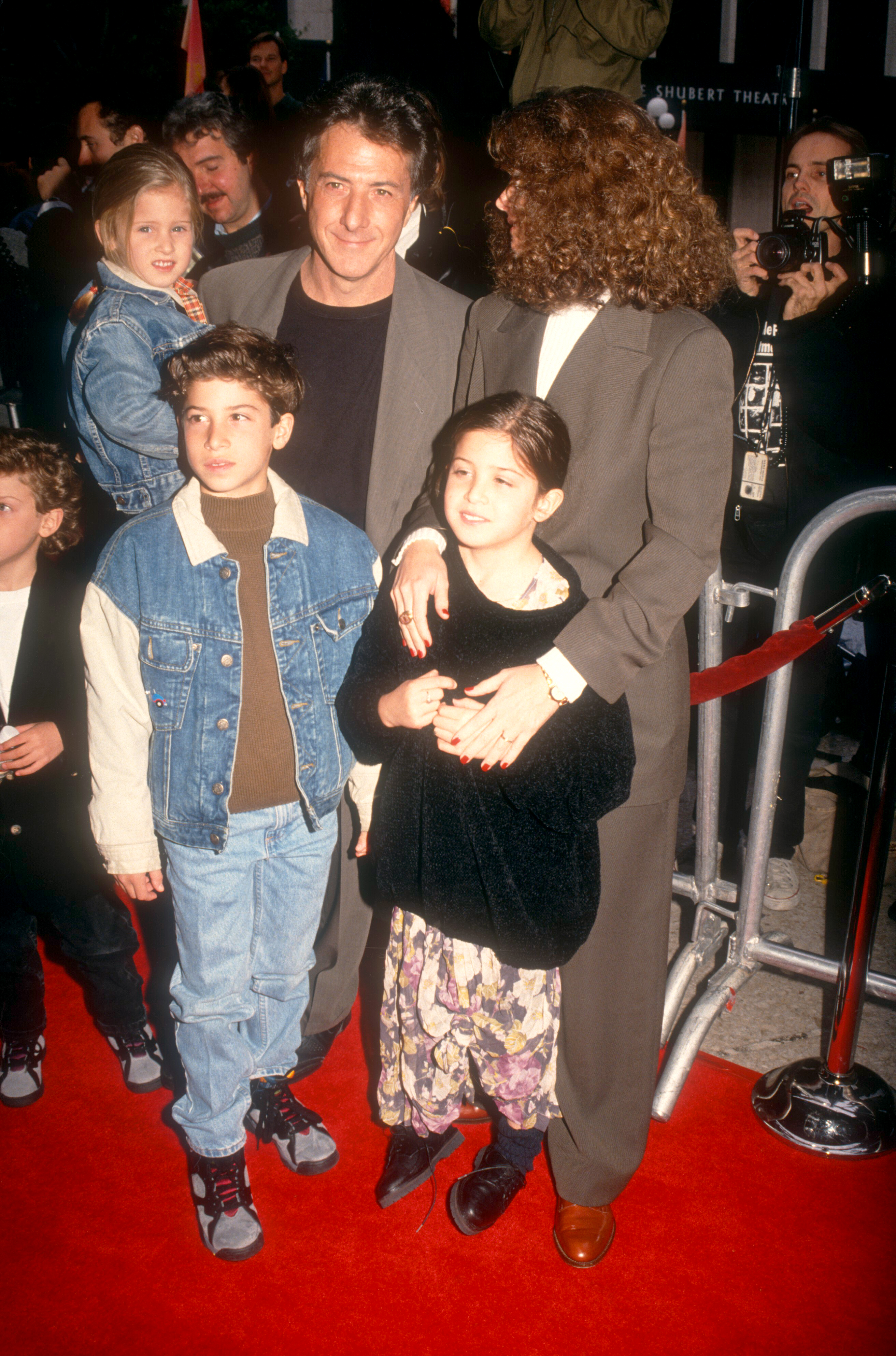 Der Schauspieler, die Frau und ihre Kinder bei der "Hook"-Premiere in Century City, Kalifornien am 8. Dezember 1991. | Quelle: Getty Images