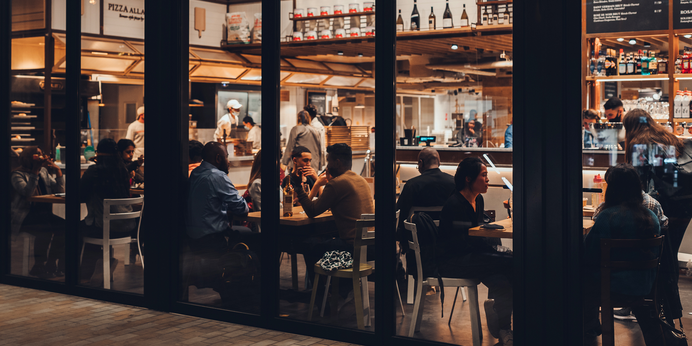 Ein geschäftiges, schickes Restaurant | Quelle: Shutterstock