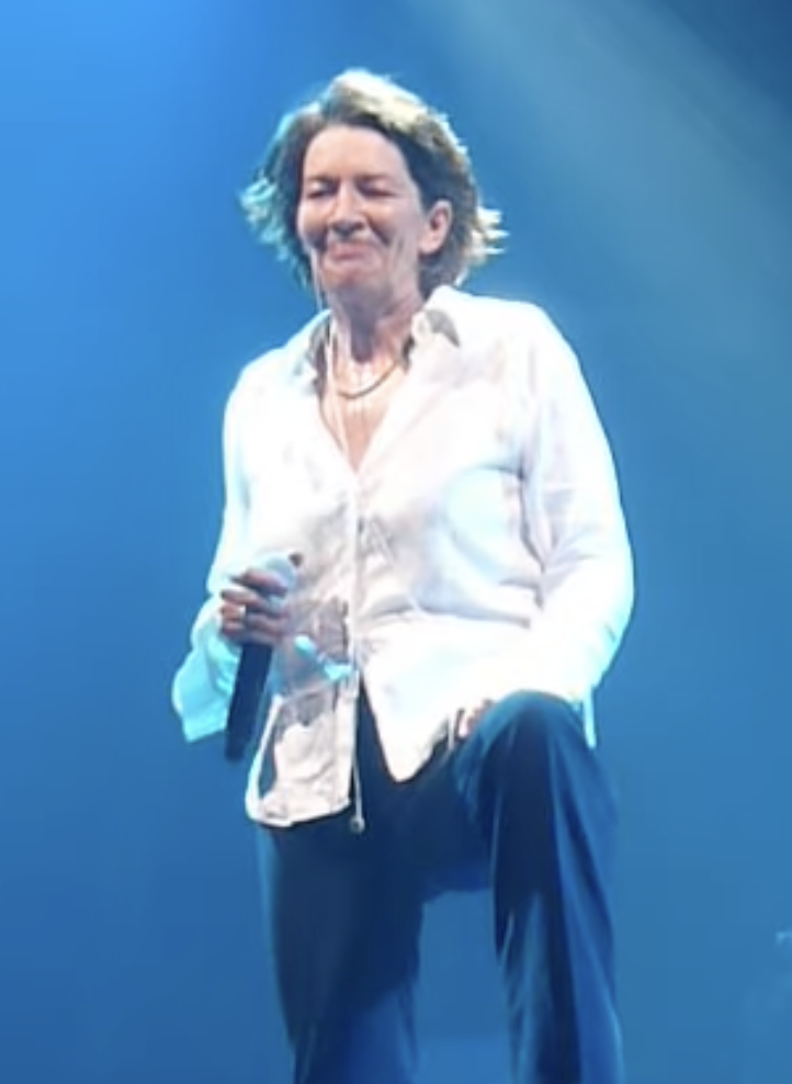 Screenshot von Bettina Köster auf der Bühne, Gothic Festival 18-07-2010 | Quelle: YouTube/epidemic271