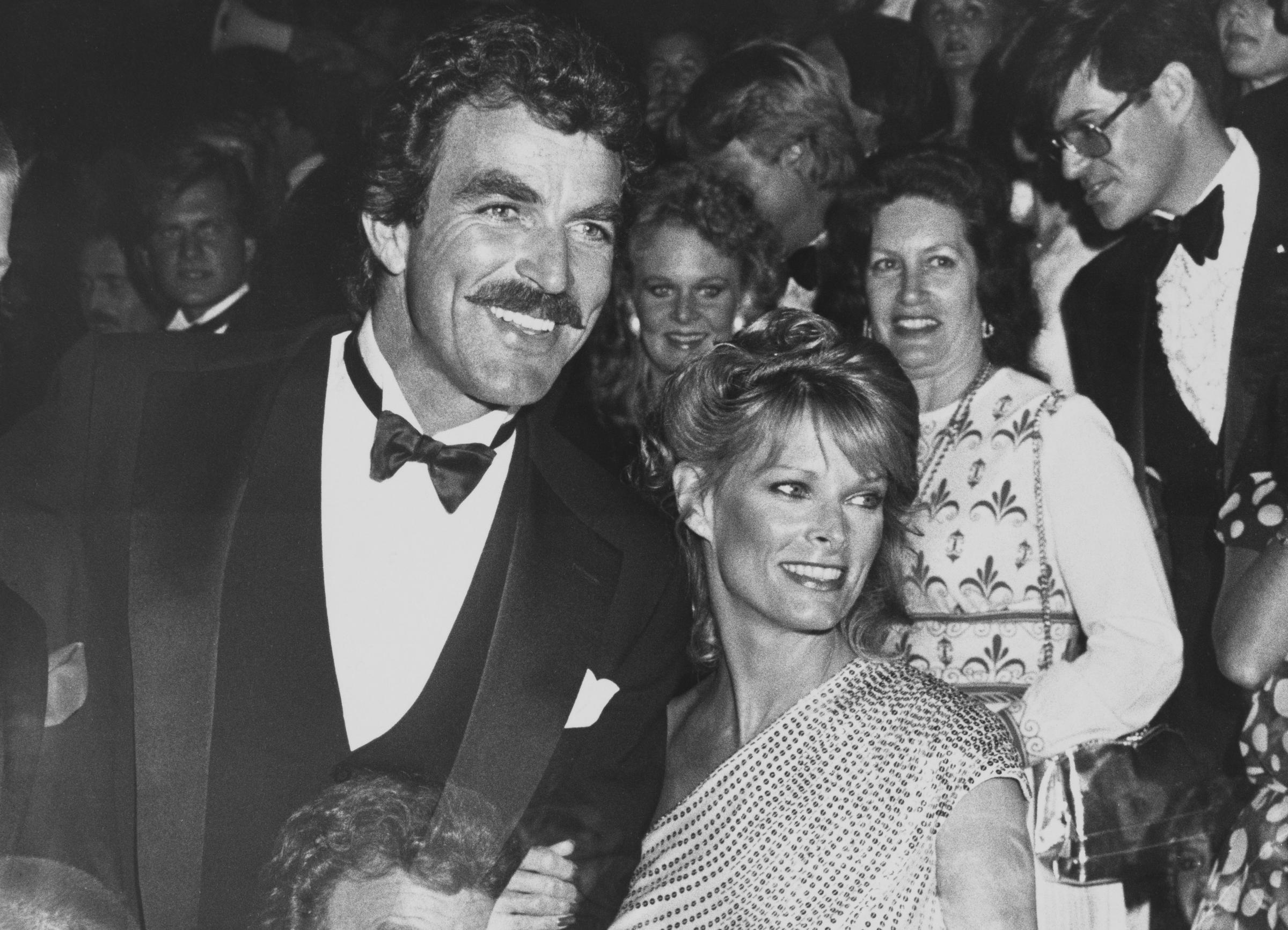 Tom Selleck und Jacqueline Ray besuchen die 34. Primetime Emmy Awards am 19. September 1982 in Pasadena, Kalifornien. | Quelle: Getty Images