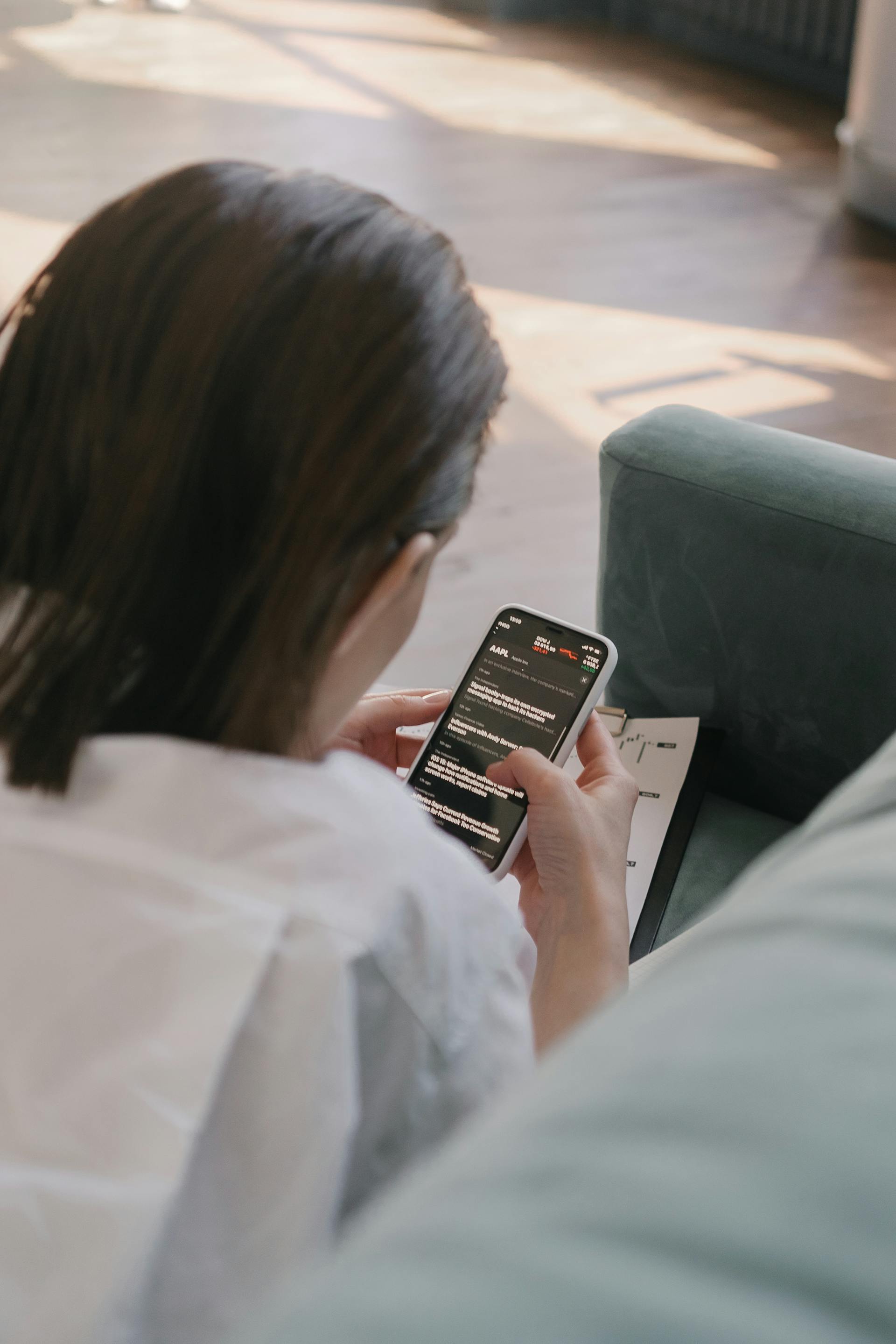 Eine Frau, die auf ihrem Handy scrollt | Quelle: Pexels