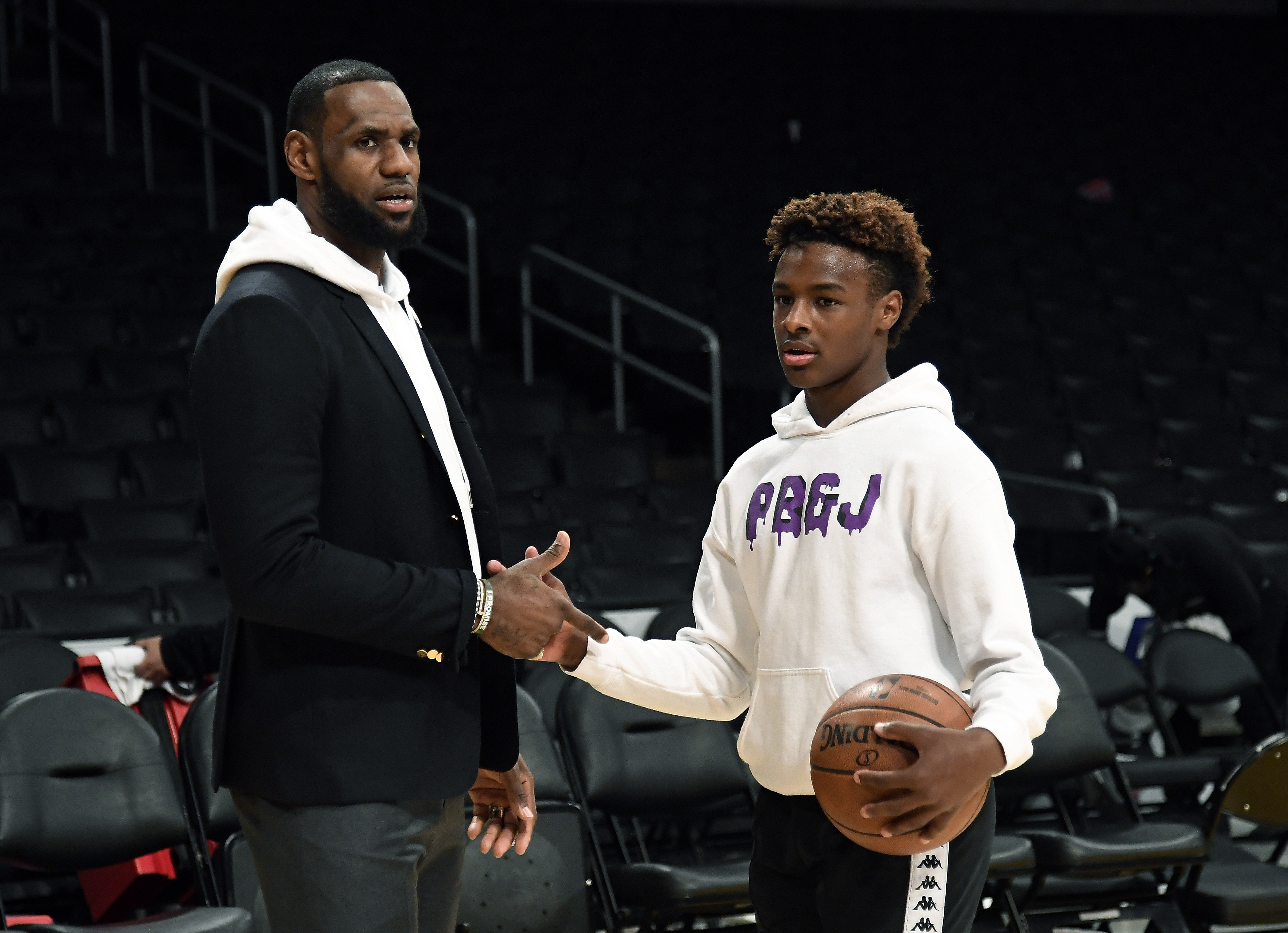 LeBron und Bronny James bei einem Spiel der Los Angeles Clippers gegen die Los Angeles Lakers in Los Angeles, 2018 | Quelle: Getty Images