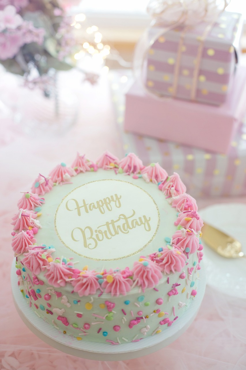 Eine rosa Geburtstagstorte | Quelle: Pixabay